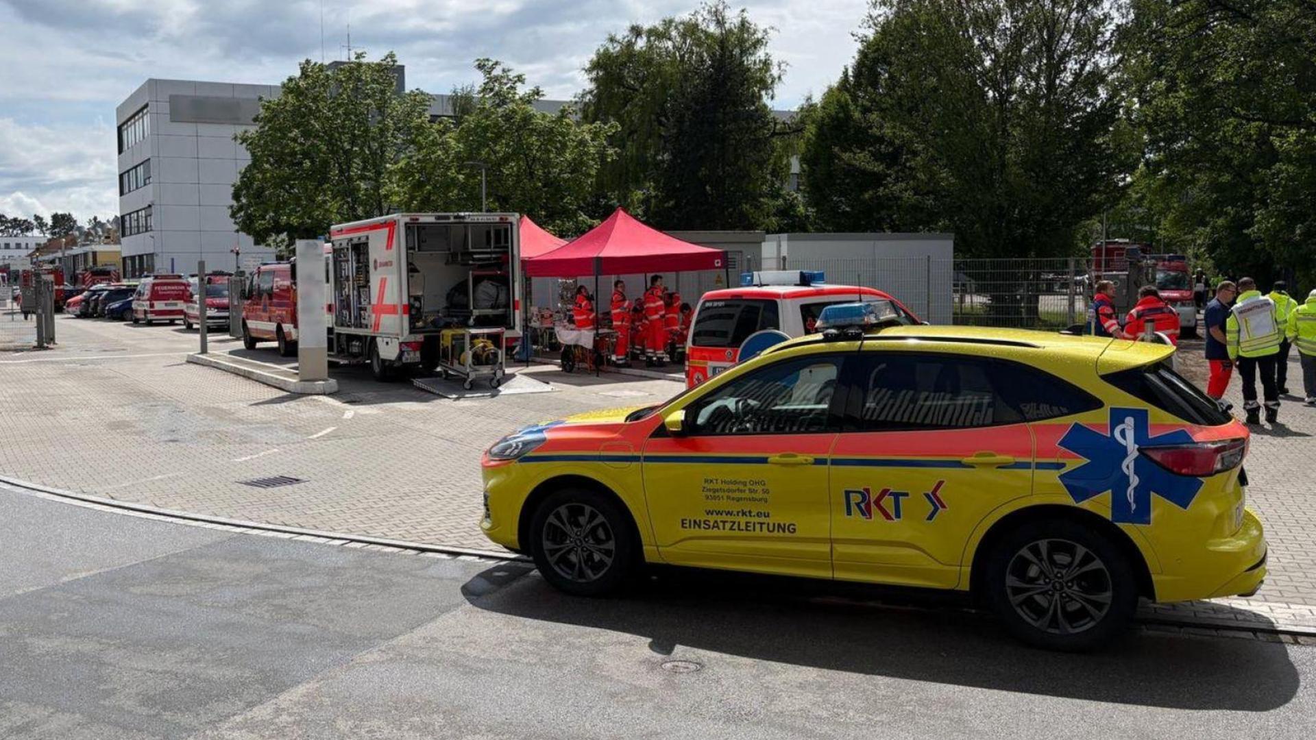 Laut Feuerwehr waren zwischenzeitlich etwa 100 Rettungskräfte im Einsatz. (Bild: Nürnberger Hilfsorganisationen/dpa)