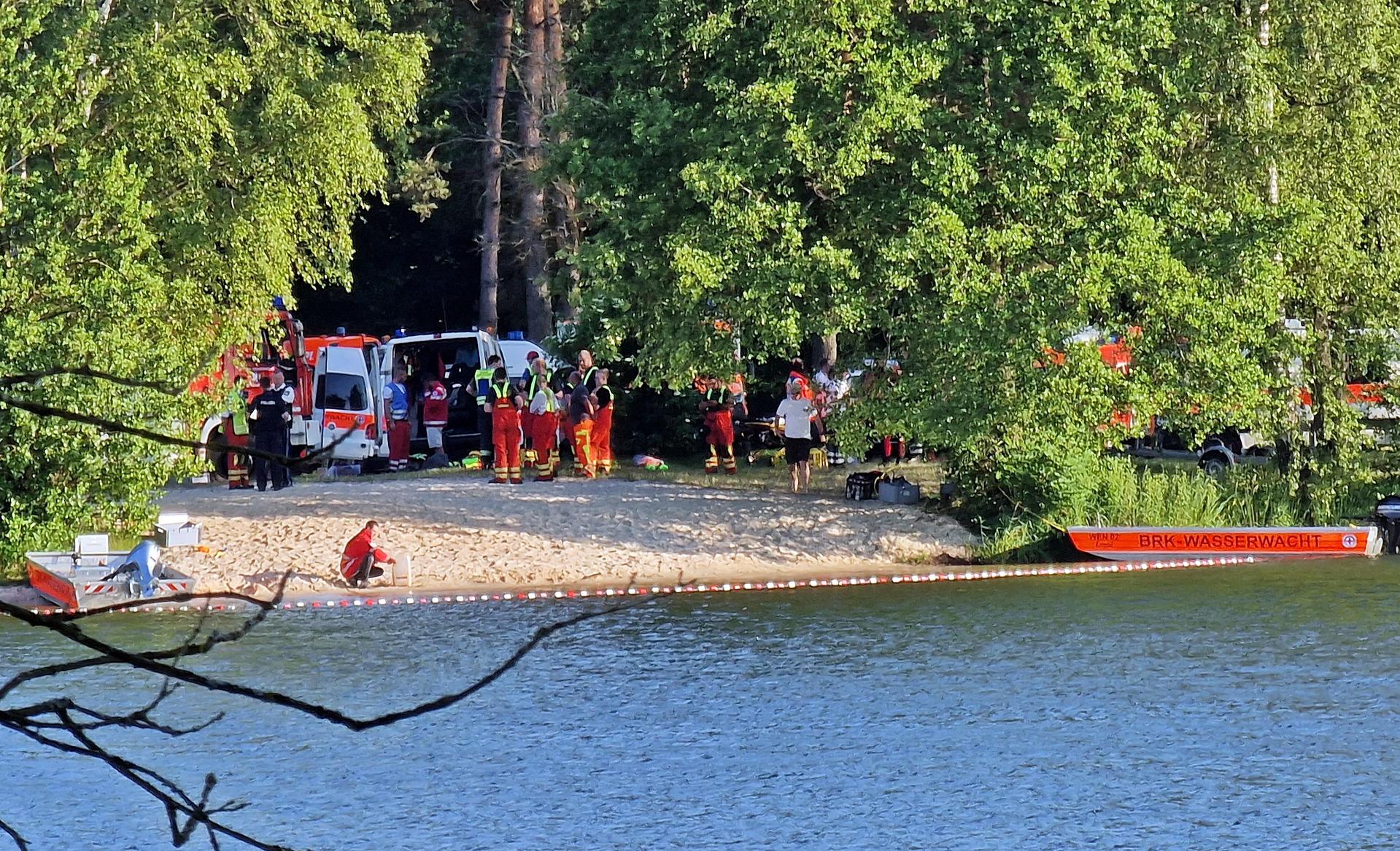 Über Stunden suchen die Einsatzkräfte am Manteler Badeweiher nach einer Frau. (Bild: R. Kreuzer)