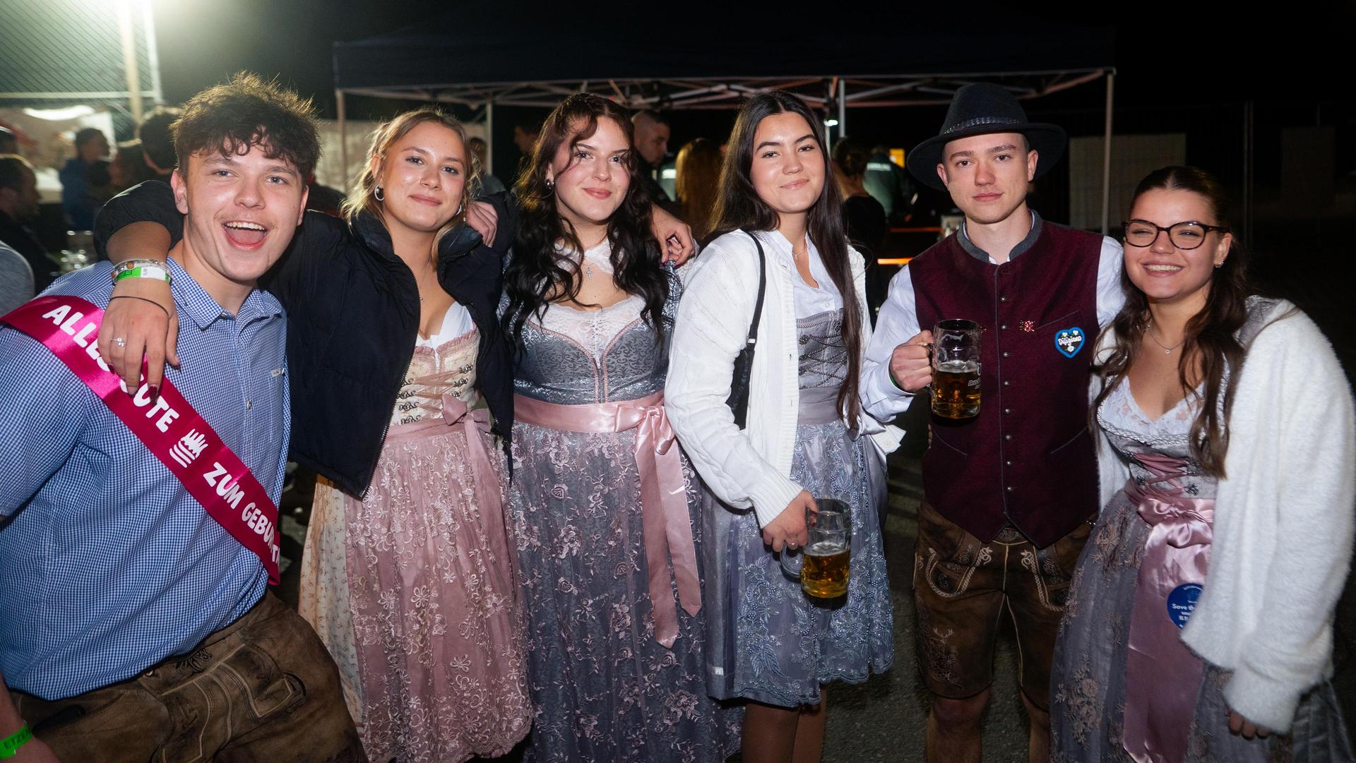 Beim Kirwa-Special der Etzenrichter Kirwa sorgte die Band „RUNDUMADUM” für Stimmung.  (Bild: Hannes Stock)