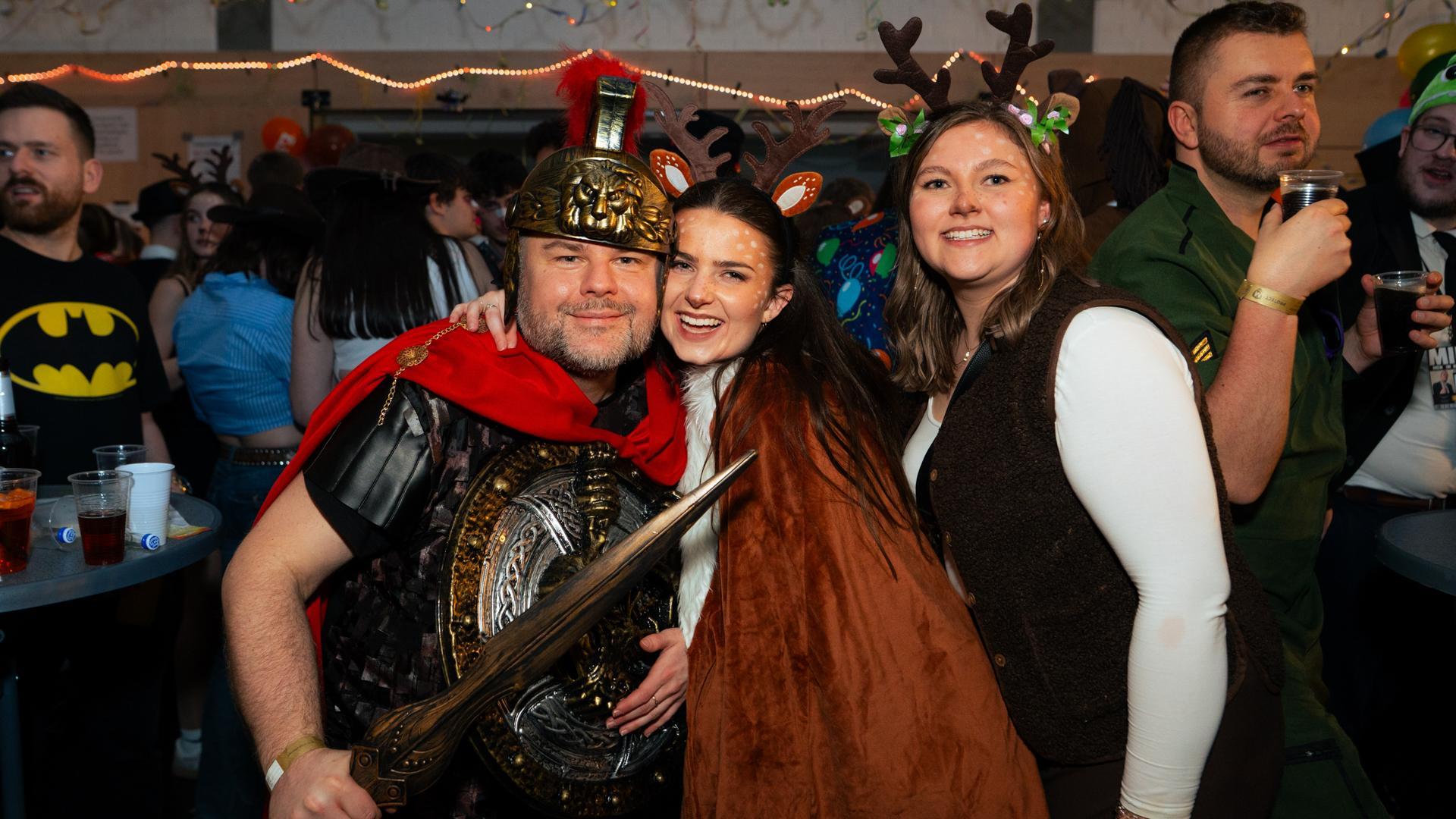 Am Sportlerball in Schirmitz gings mit Vollgas weiter im Faschingstreiben.  (Bild: Hannes Stock)