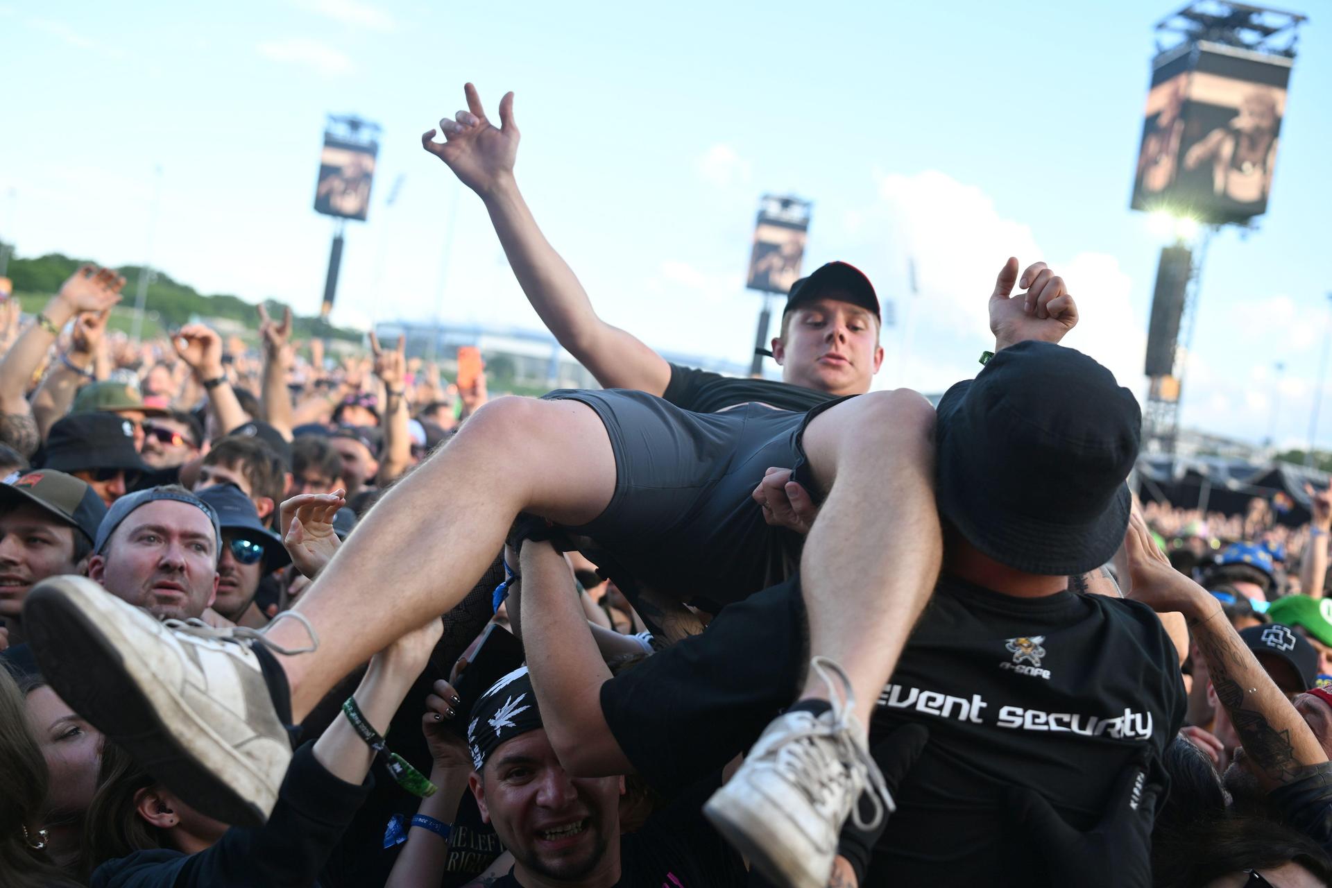 Ganz neue Blickwinkel beim Crowdsurfing. (Bild: Tobias Schwarzmeier)