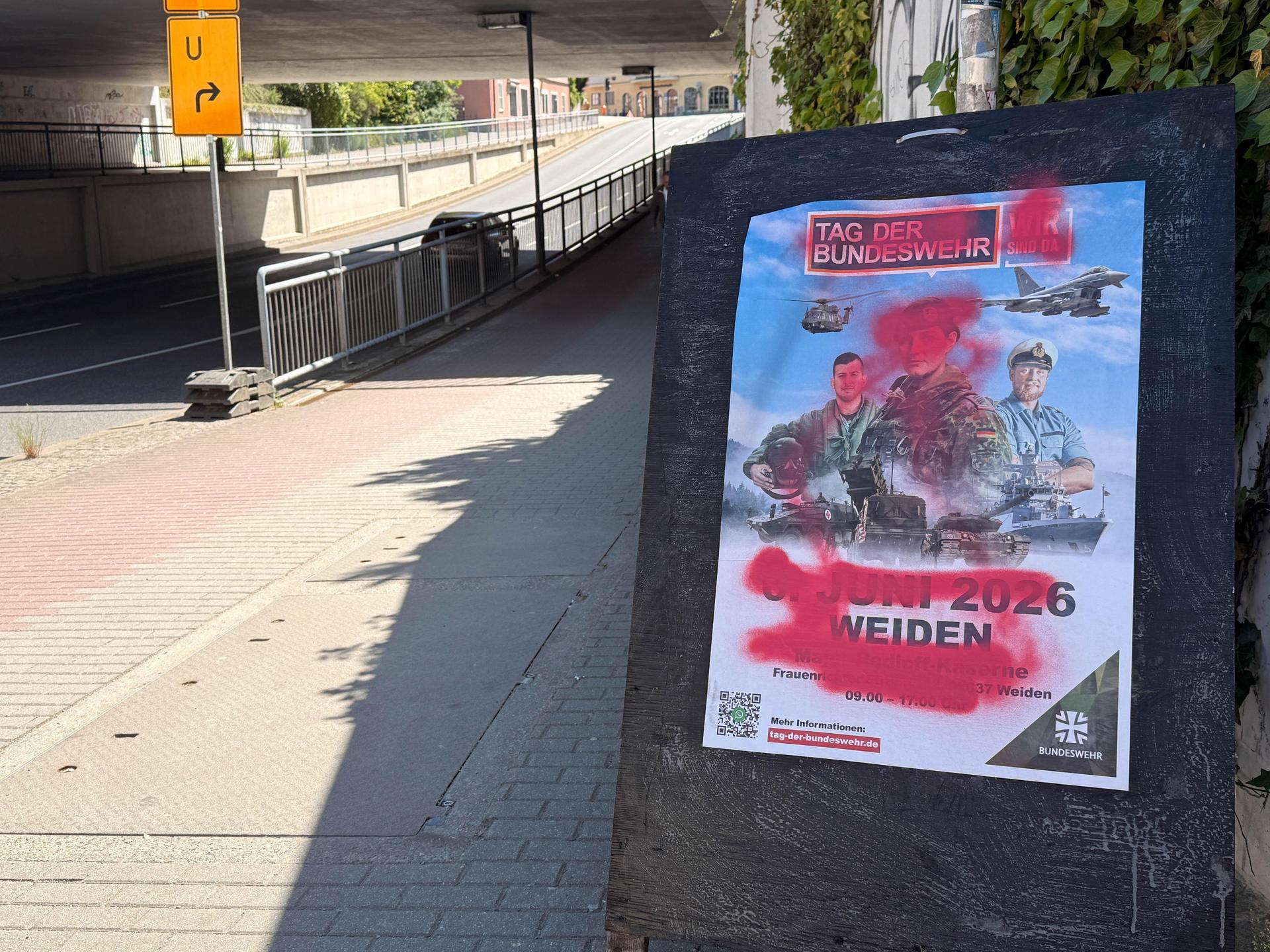 Mehrere Werbeplakate für den „Tag der Bundeswehr“ in Weiden wurden mit roter Farbe beschmiert. (Bild: Gabi Schönberger)