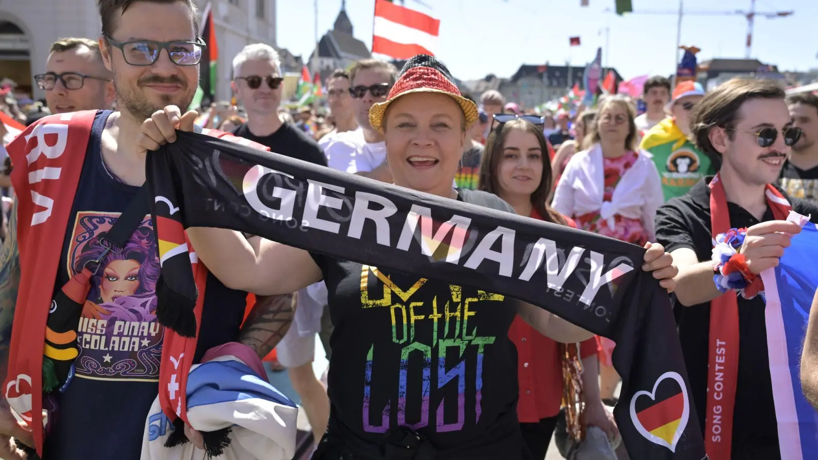 Zehntausende Fans säumten die Straßen in Basel.  (Bild: Georgios Kefalas/KEYSTONE/dpa)