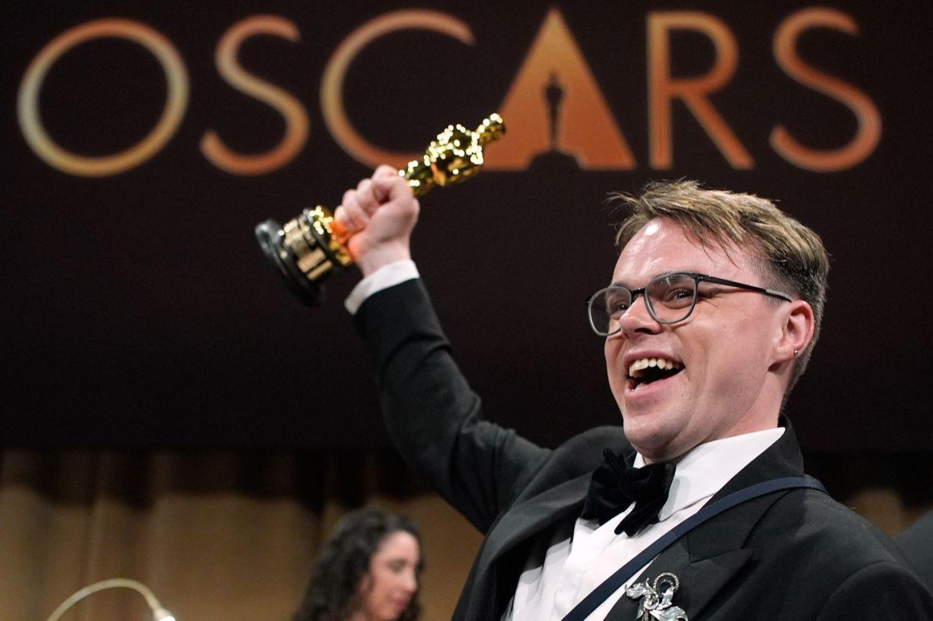 Der Oscar, den Talankin hier voller Stolz in die Luft hält, ging auf dem Weg nach Frankfurt verloren. (Archivbild) (Bild: John Locher/Invision/dpa)