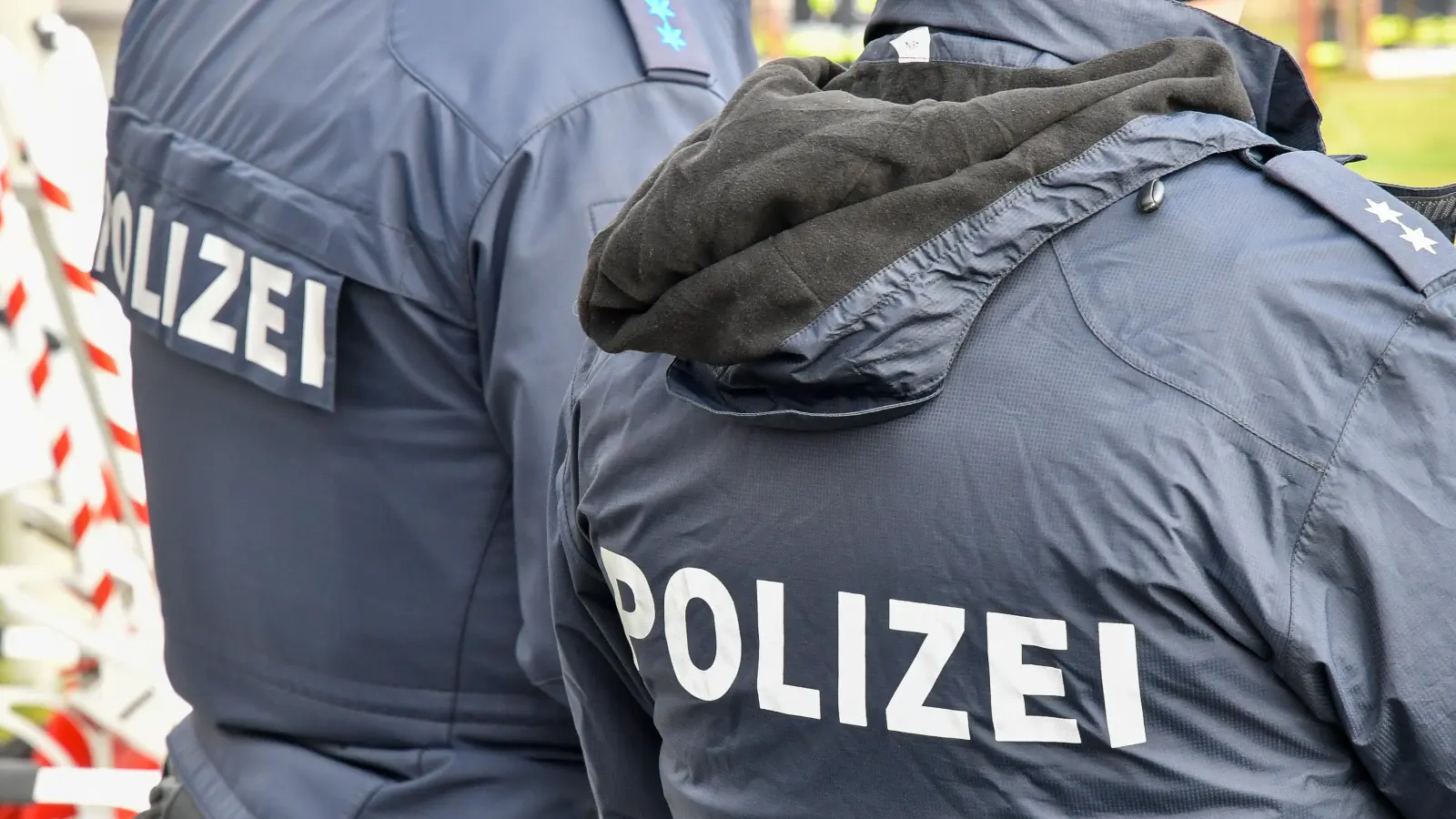 Fahnder der Grenzpolizei kontrollieren in Waidhaus den Wagen eines tschechischen Paares. Im Gepäck des Duos entdecken die Beamten Drogen.  (Bild: Petra Hartl)