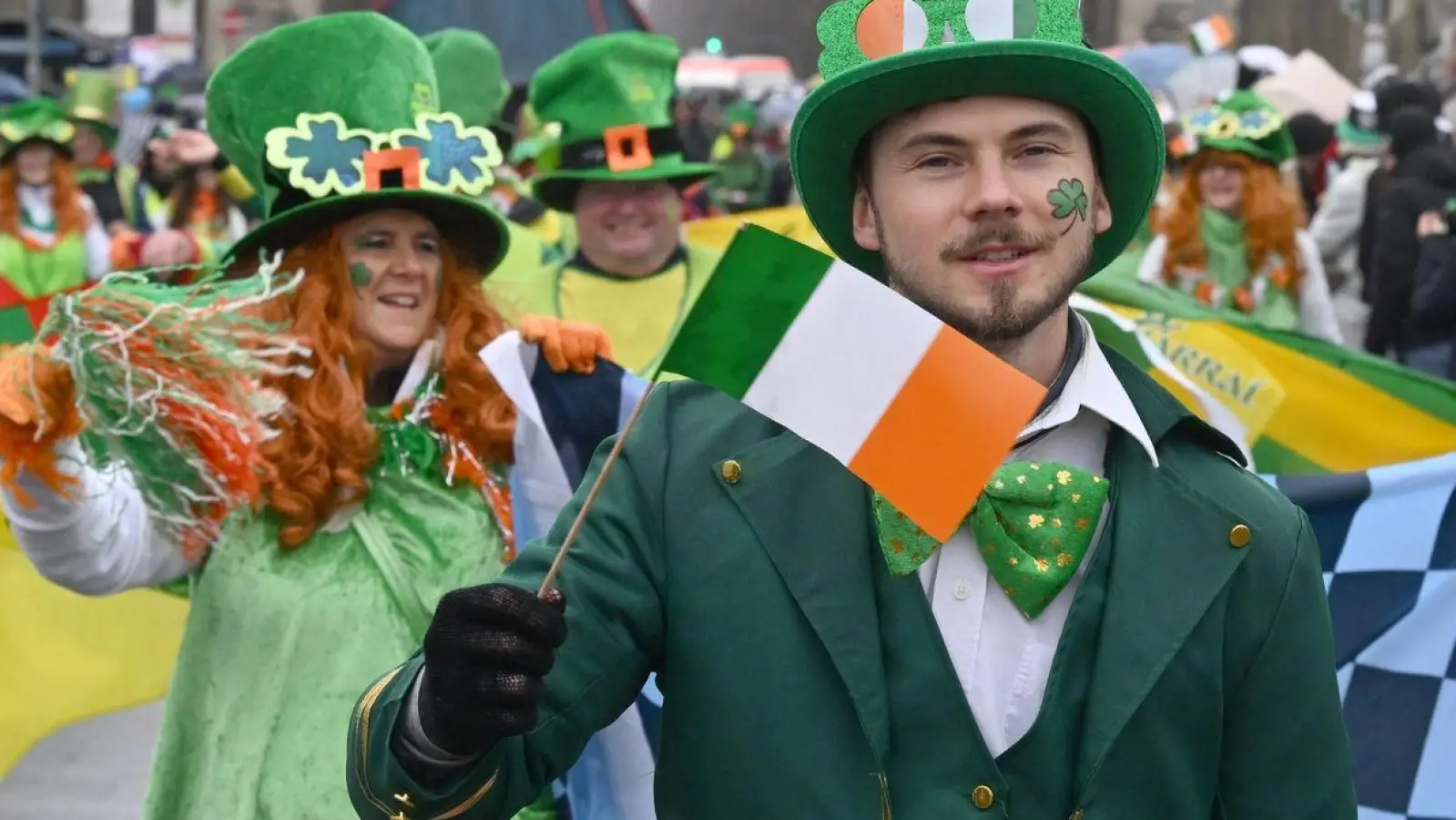 In München feiern die Menschen den St. Patrick's Day seit 30 Jahren. Aber auch in Weiden steht die irische Kultur rund um den 17. März in vielen Locations im Mittelpunkt.  (Archivbild: Felix Hörhager/dpa)