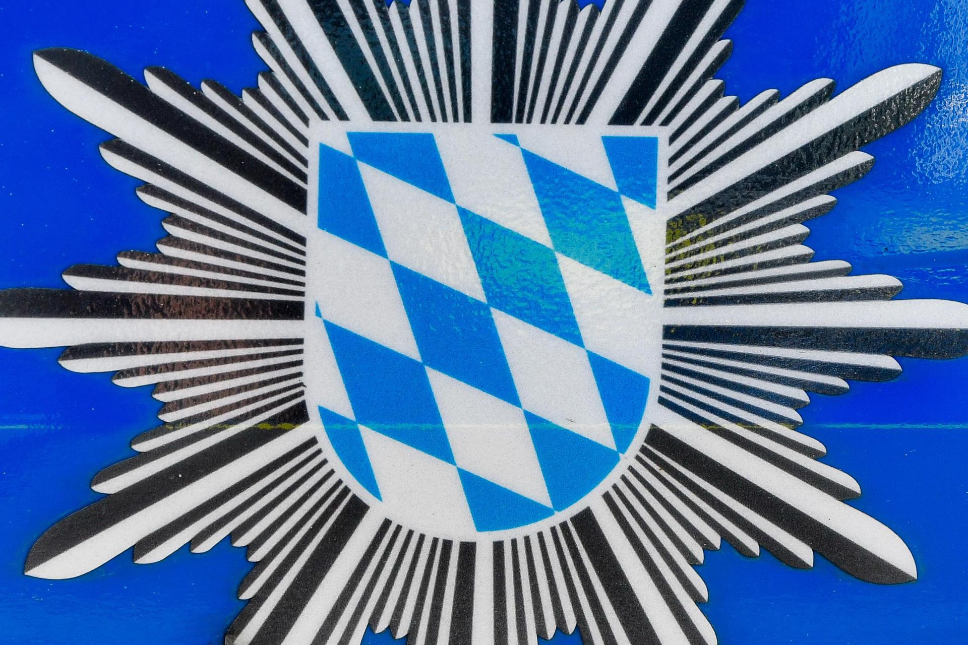 Auf dem Parkplatz eines Supermarkts an der Mitterteicher Straße in Tirschenreuth ist ein VW T-Roc hinten links angefahren worden. Die Polizei bittet um Hinweise. (Symbolbild: Petra Hartl)