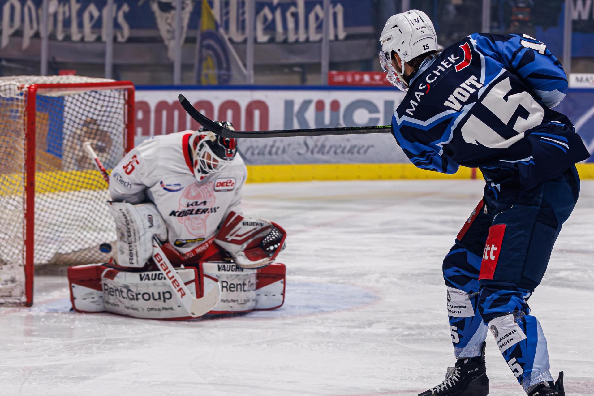 Weidens Fabian Voit erzielt in dieser Szene den Treffer zum zwischenzeitlichen 1:1-Ausgleich – durch die Beine von Bad Nauheims Keeper Gerald „Jerry” Kuhn.  (Bild: Werner Moller)
