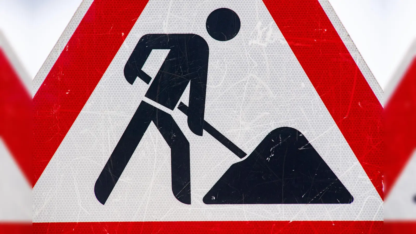Tempo 20: An der Baustelle auf der B470 westlich von Weiden soll langsamer gefahren werden. (Symbolbild: Stefan Sauer/dpa)