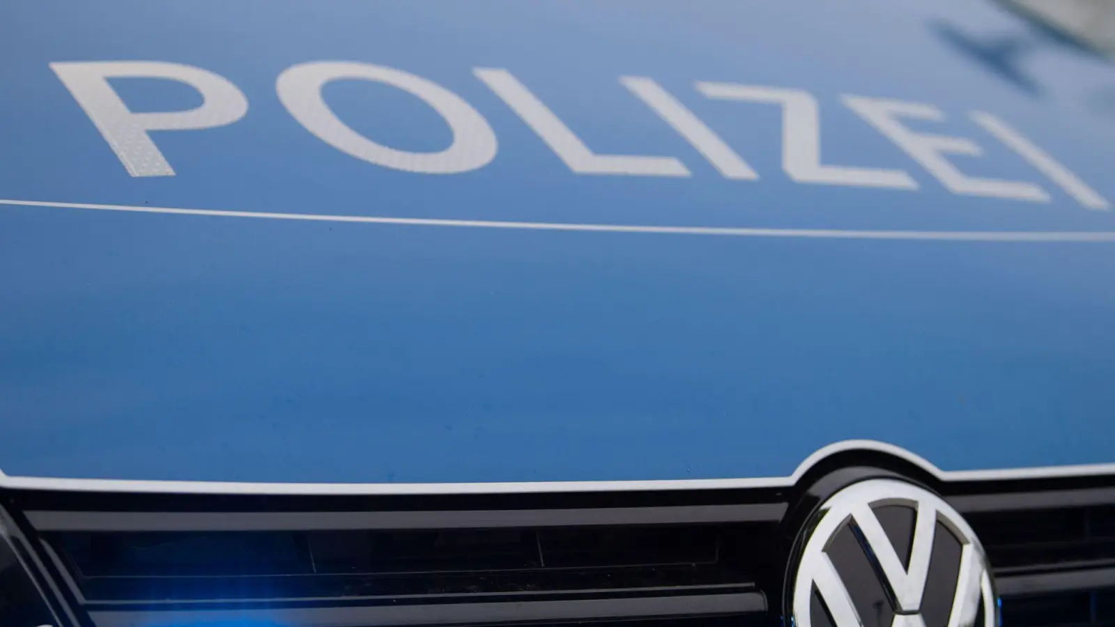 Ein Exhibitionist belästigte eine Frau am Mondsee in Wiesau. Die Polizei sucht Zeugen.  (Symbolbild: Lino Mirgeler/dpa)