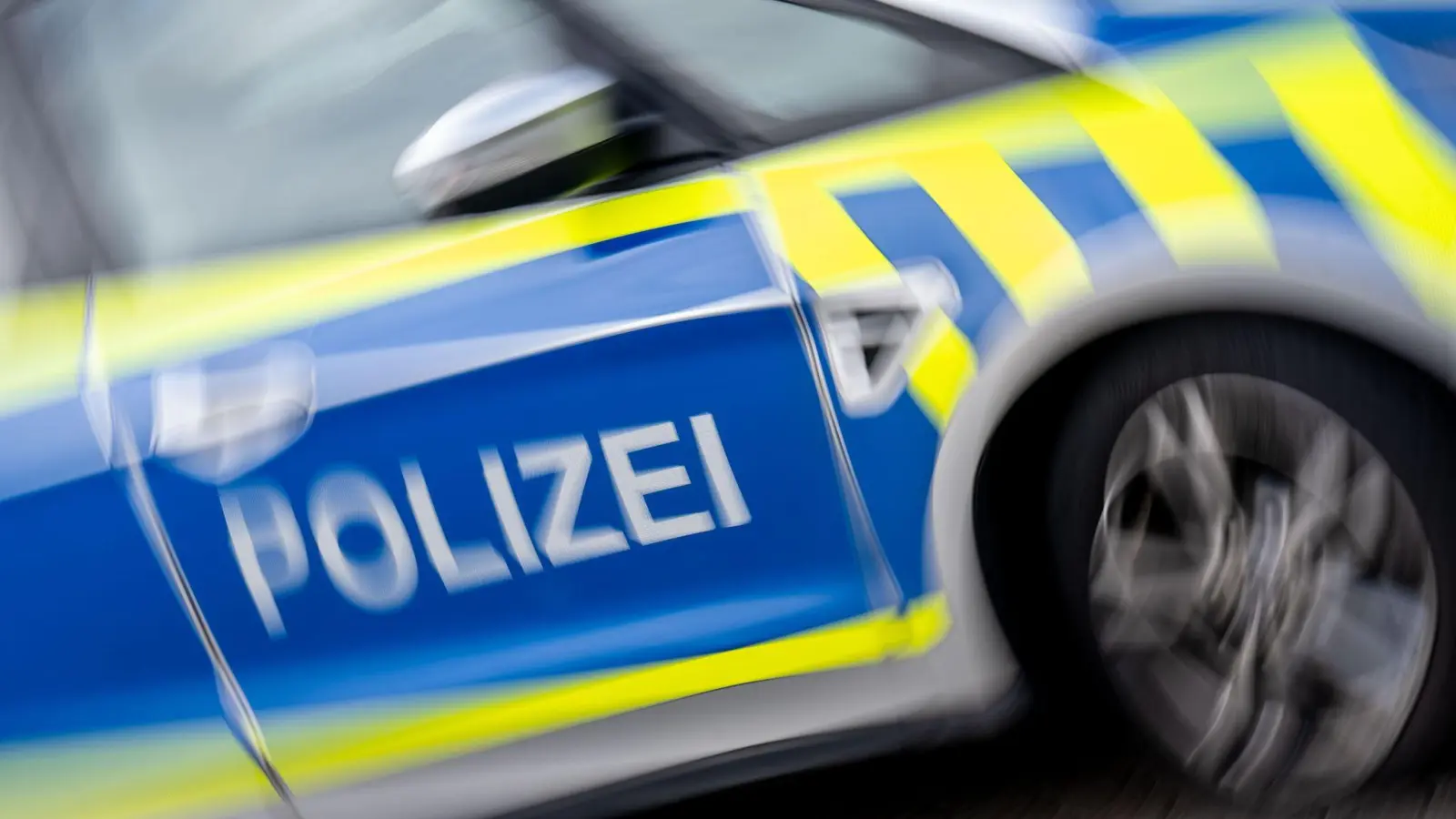 Ein angefahrener Fußgänger hat einen Unfallort einfach verlassen - und tauchte dann verletzt in einem Krankenhaus wieder auf. (Symbolbild) (Bild: Hendrik Schmidt/dpa)