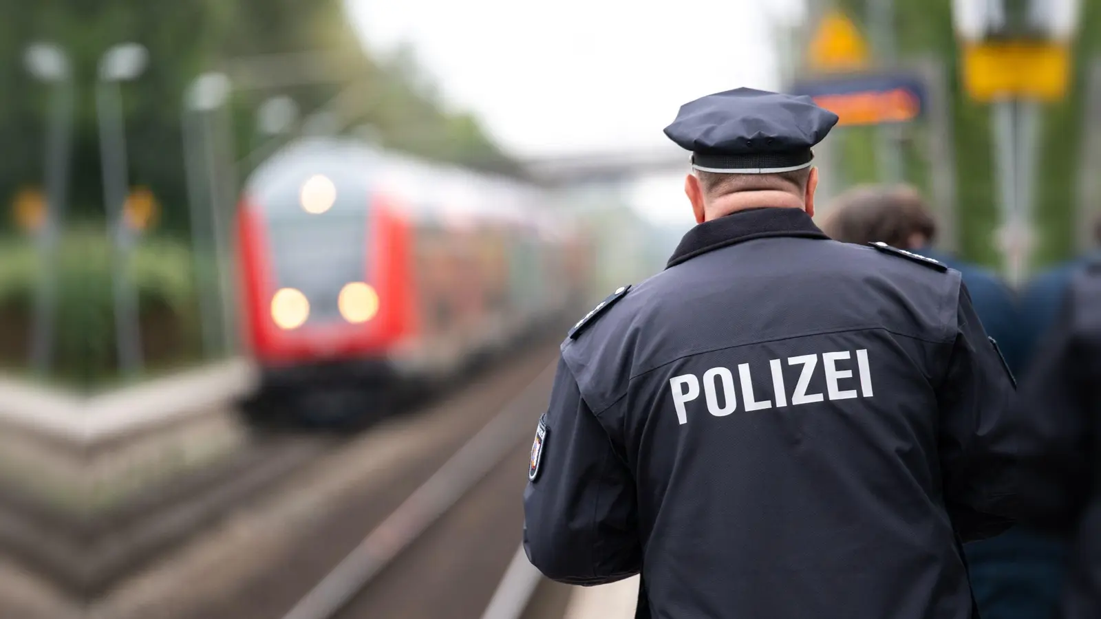 Ein betrunkener 40-jähriger Mann soll in der Regionalbahn von Schwandorf nach Cham Jugendliche belästigt haben.  (Symbolbild: Jonas Walzberg/dpa)