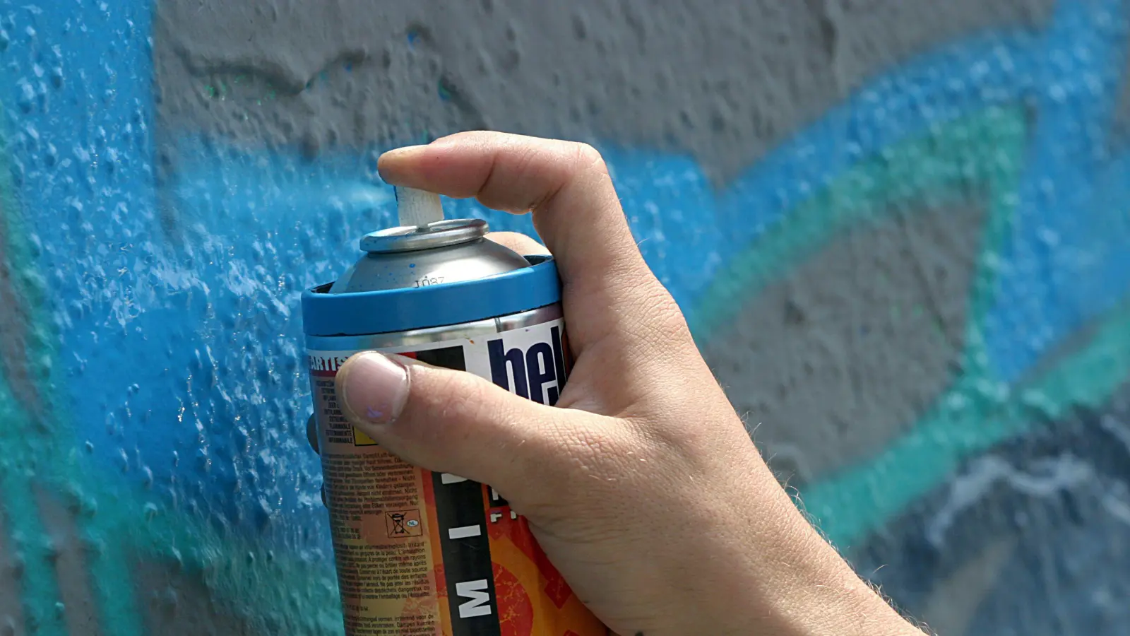 In Trebsau bei Bechtsrieth ist ein Bushaltehäuschen mit Graffiti beschmiert worden. (Symbolbild: Tobias Felber/dpa)