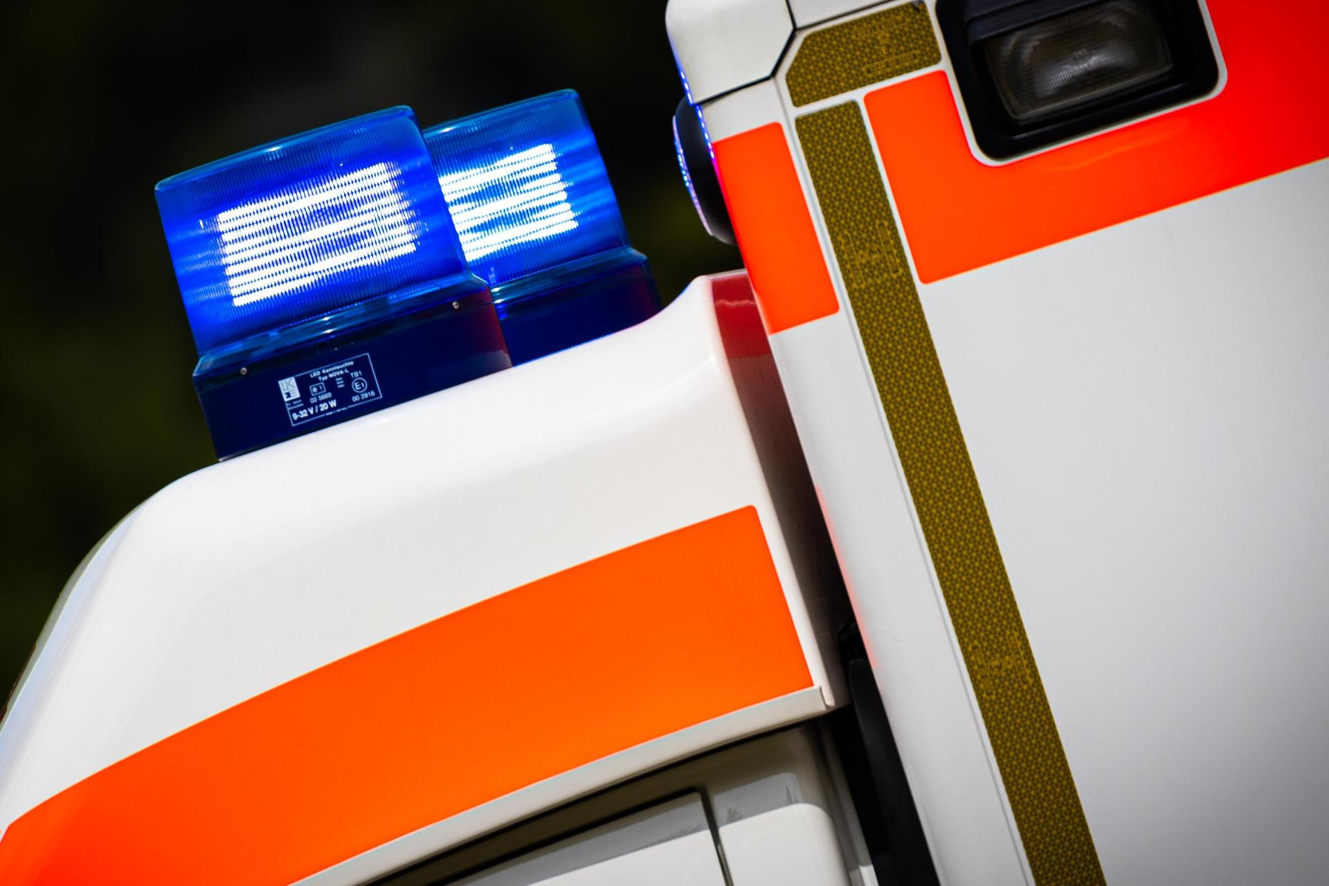 Eine Rollerfahrerin verletzte sich schwer und musste in ein Krankenhaus gebracht werden. (Symbolbild: Moritz Frankenberg/dpa)