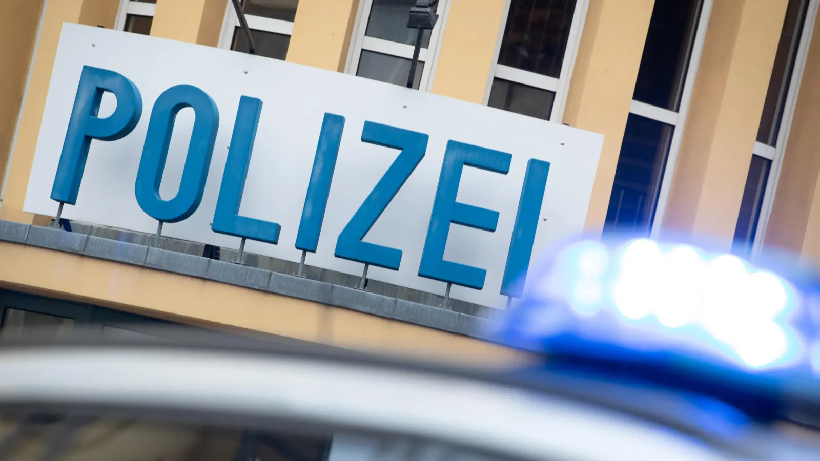 Ein aufmerksamer Zeuge half der Polizei, eine Unfallflucht in Neustadt/WN schnell aufzuklären. (Symbolbild: Friso Gentsch)
