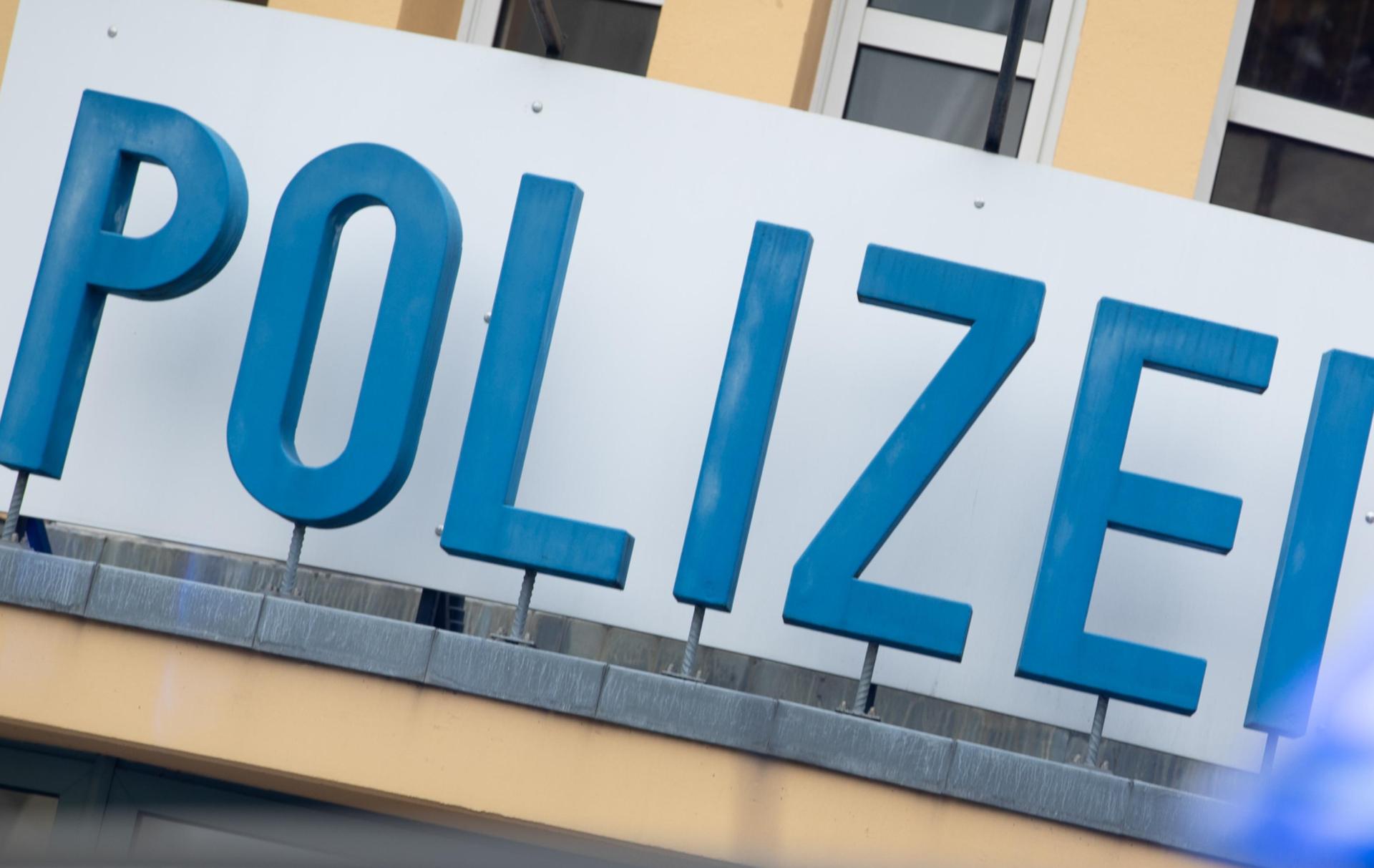 Die Polizei ist auf der Suche nach einem Unbekannten, der in Grafenwöhr einen schwarzen BMW zerkratzt hat. (Symbolbild: Friso Gentsch)