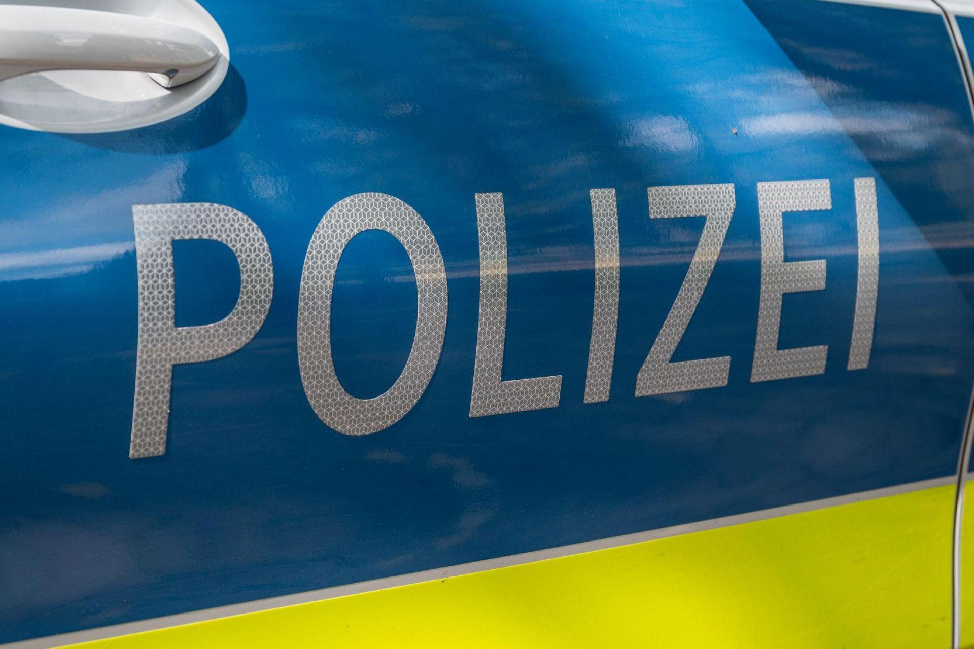 Die Polizei geht neuen Hinweisen im Vermisstenfall nach - und sucht im Boden. (Symbolbild: Daniel Vogl/dpa)