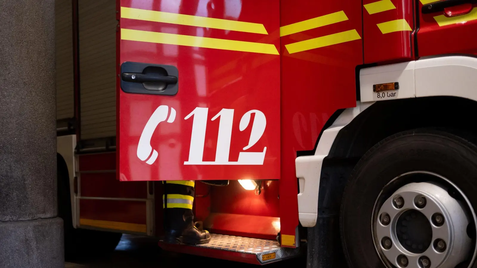 Die Feuerwehr konnte die beiden Gekenterten mit der Wasserschutzpolizei in den Vilshofener Hafen bringen. (Symbolbild) (Bild: Niklas Treppner/dpa)