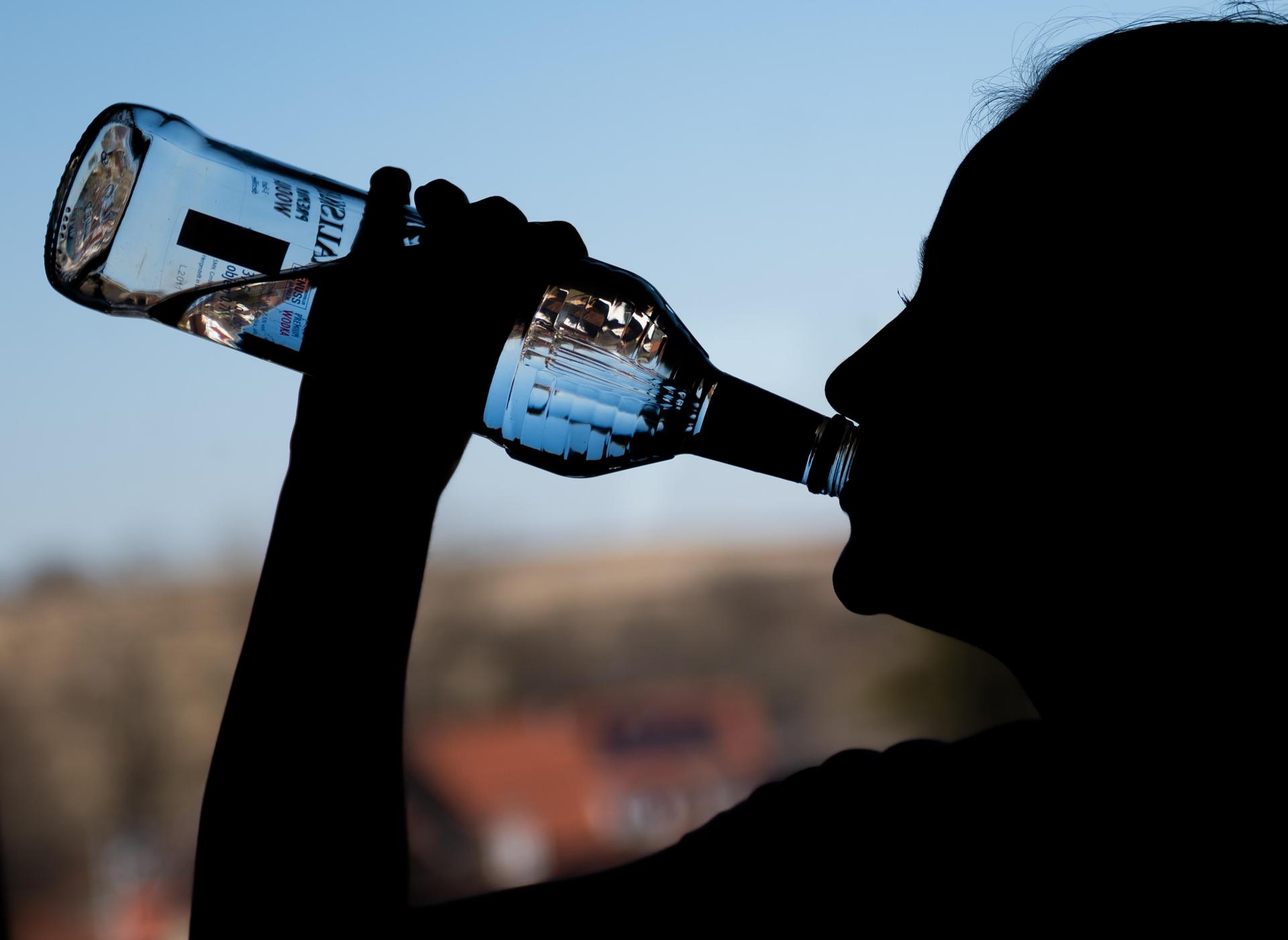 Ein Mann hat in Hof eine Flasche Wodka auf Ex geleert. Weil er nicht zahlen konnte, griff die Polizei ein. (Symbolbild: Silas Stein)