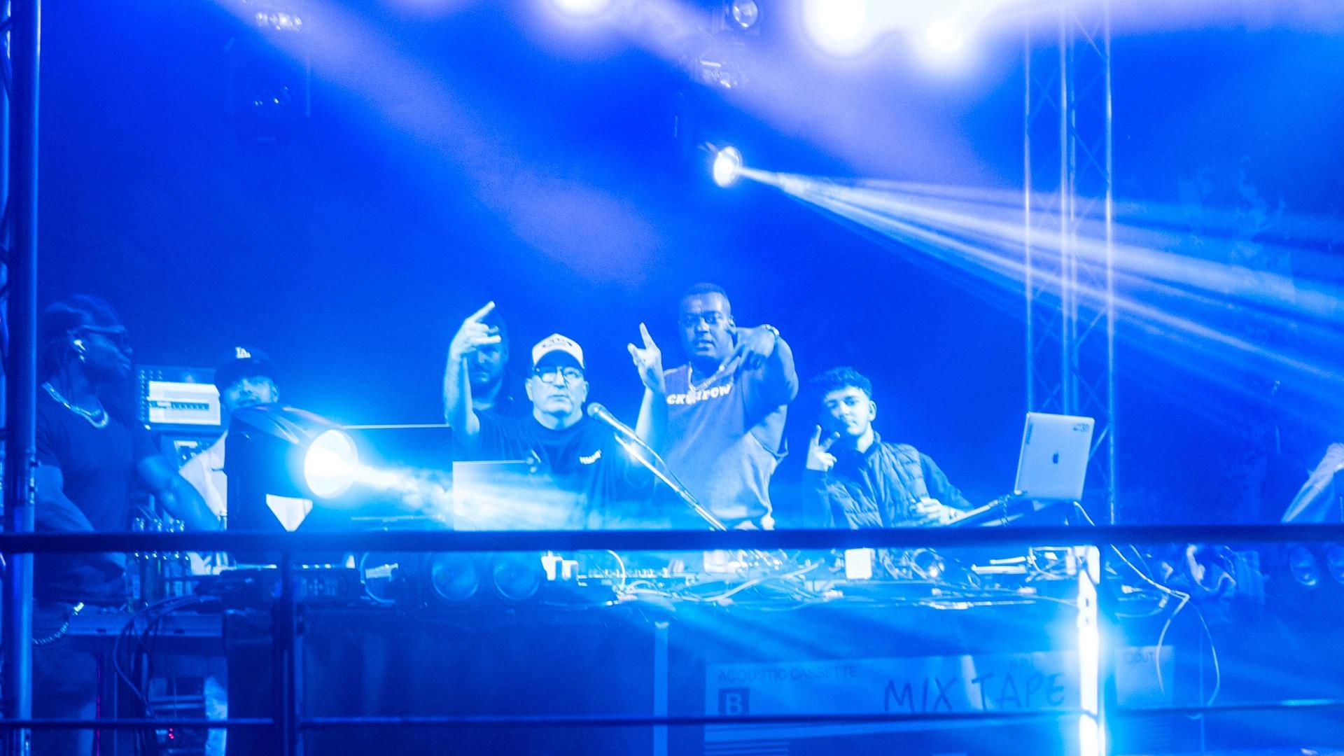 DJ Dollar Bill lädt jedes Jahr zu seinem Hip-Hop-BBQ in den Park vor der Max-Reger-Halle. Am 5. August legt er bei den Sommerserenaden auf.  (Archivbild: Hannes Stock)