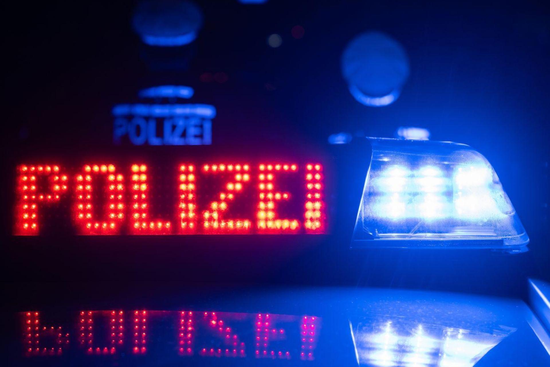 Bei einem Unfall auf der B 85 bei Mappenberg wurde ein 32-jähriger Weidener getötet.  (Symbolbild: Marijan Murat/dpa)