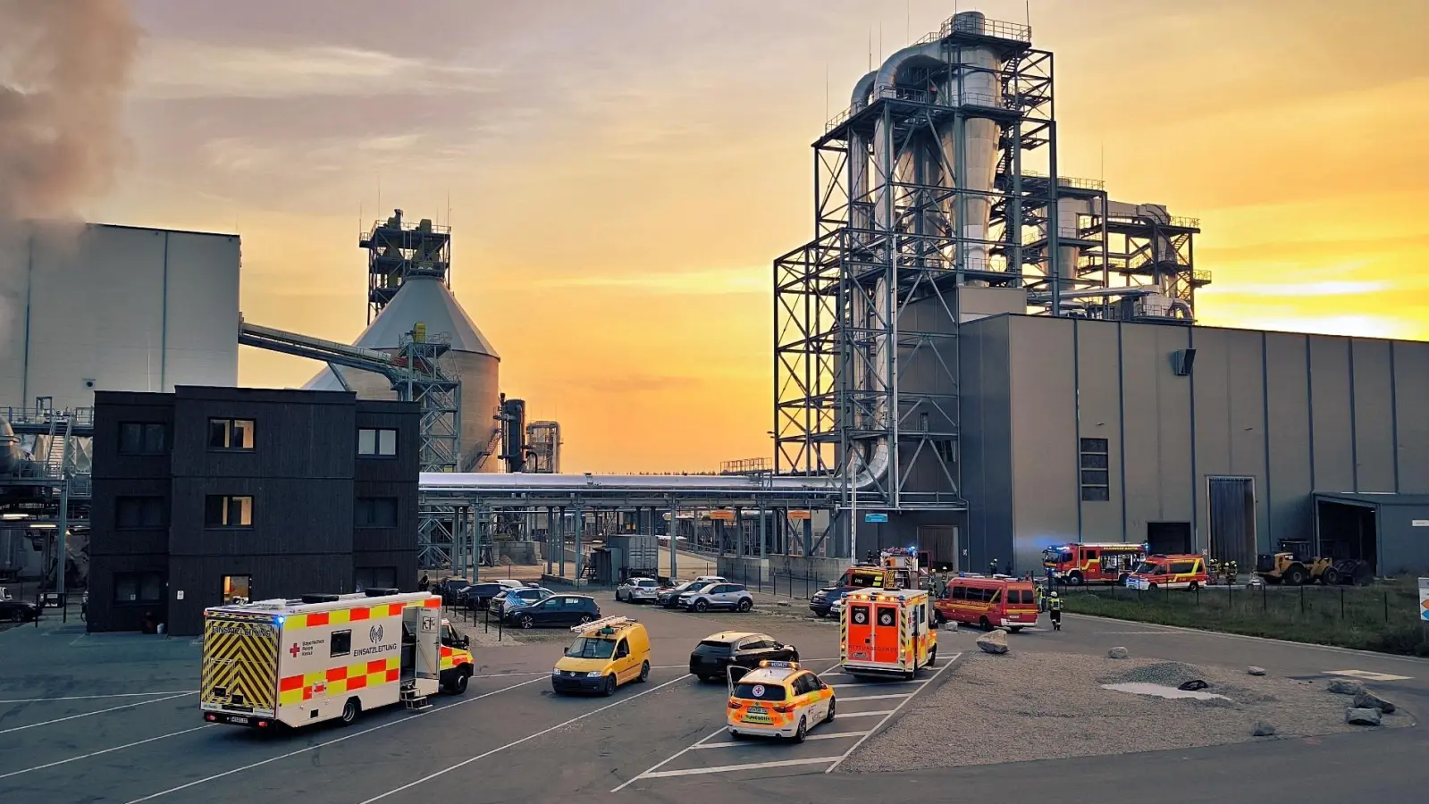 Viele Einsatzkräfte wurden am Freitagmorgen nach Hütten alarmiert. (Bild: jma)
