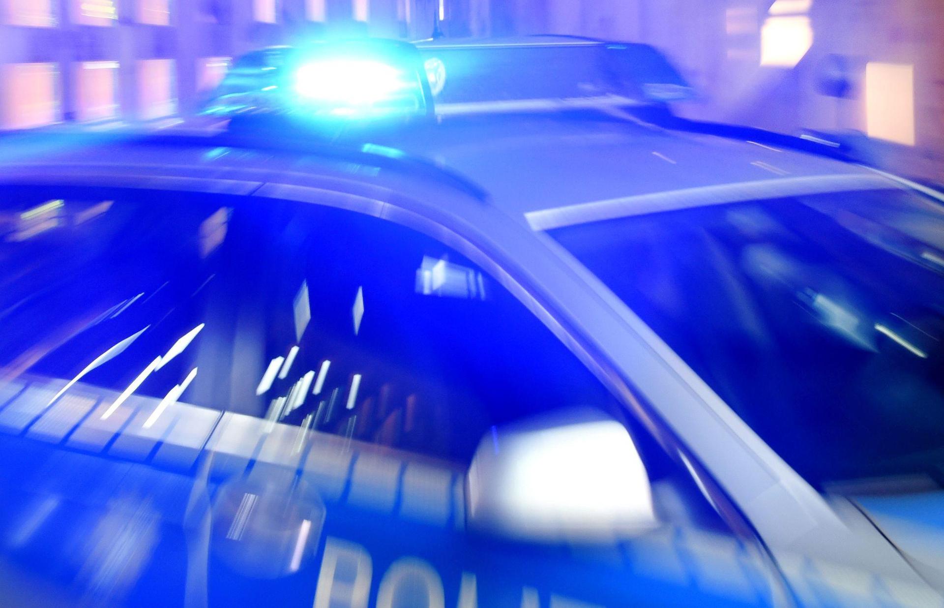 Ein Mann schlägt in einem Schreibwarenladen in Marktredwitz einen Angestellten nieder und raubt dann den Tresor aus. (Symbolbild: Carsten Rehder/dpa)