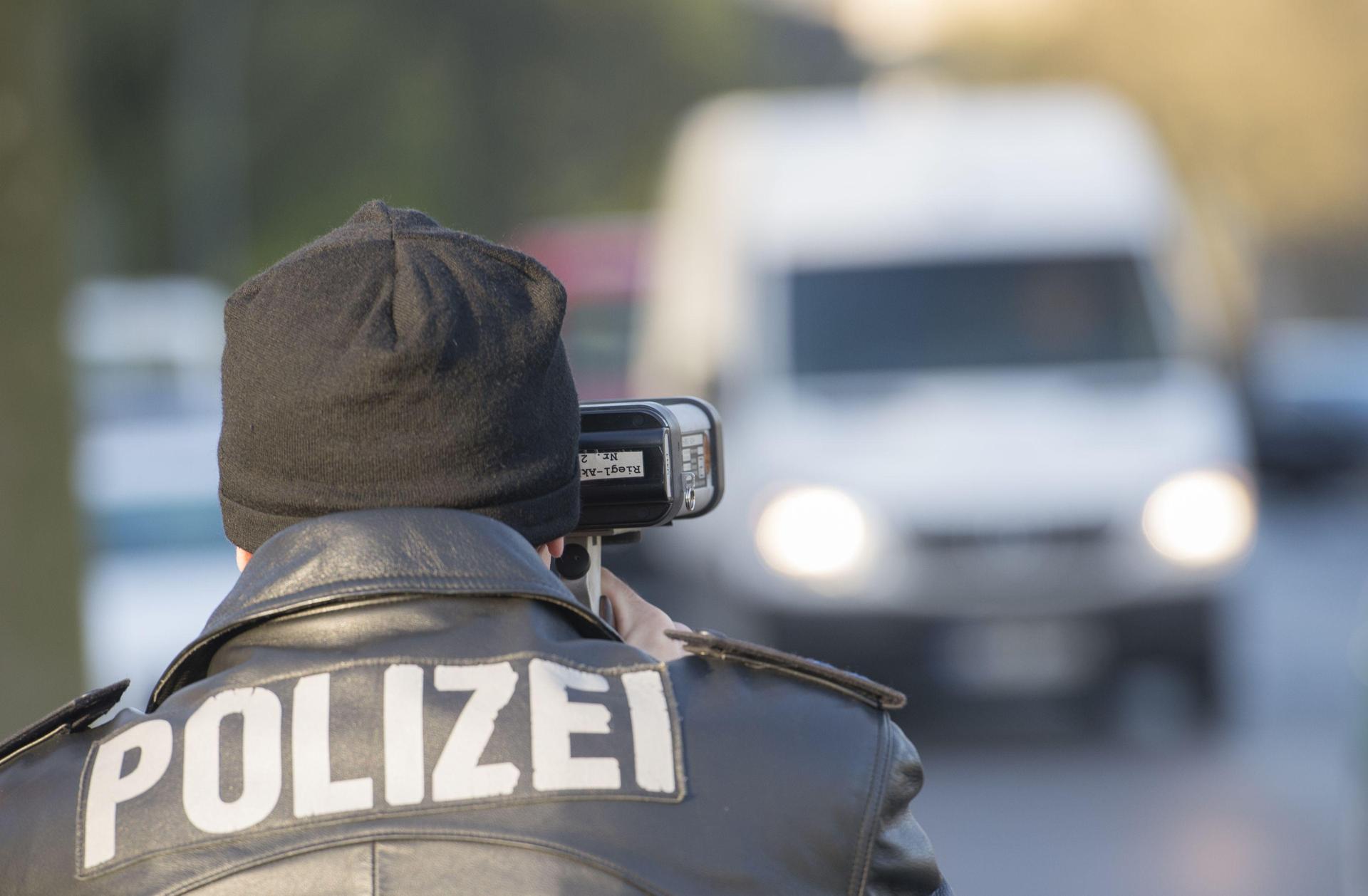 Rund 900 Verkehrssünder ertappte die Polizei bei ihren Geschwindigkeitsmessungen im Juli in der Region.  (Symbolbild: Paul Zinken/dpa )