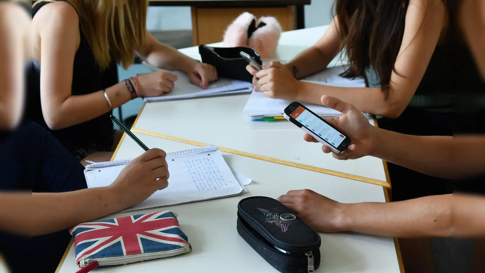Ab kommendem Schuljahr könnte die private Handynutzung an bayerischen Schulen verschärft werden. (Symbolbild: agentur_dpa)