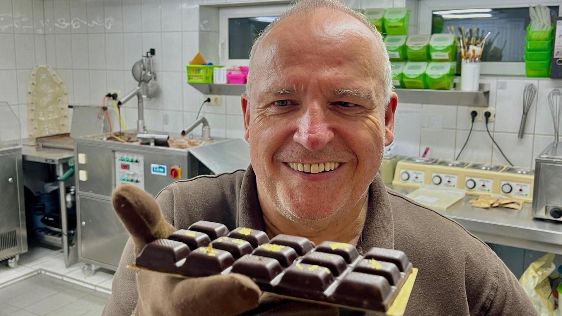 Markus Welsch freut sich über die gelungene Tafel Dubai-Schokolade.  (Bild: Gabi Schönberger)