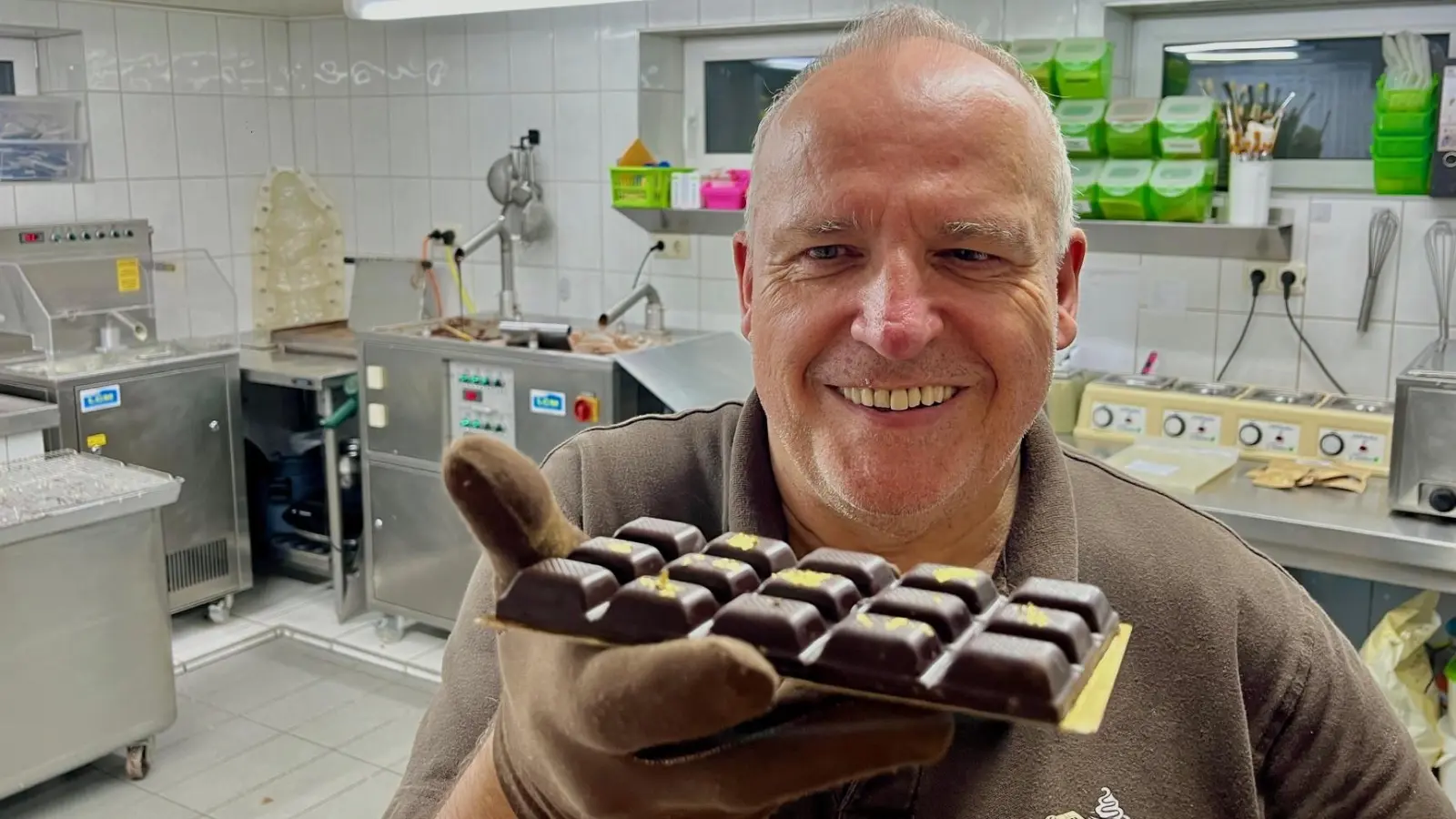 Markus Welsch freut sich über die gelungene Tafel Dubai-Schokolade.  (Bild: Gabi Schönberger)