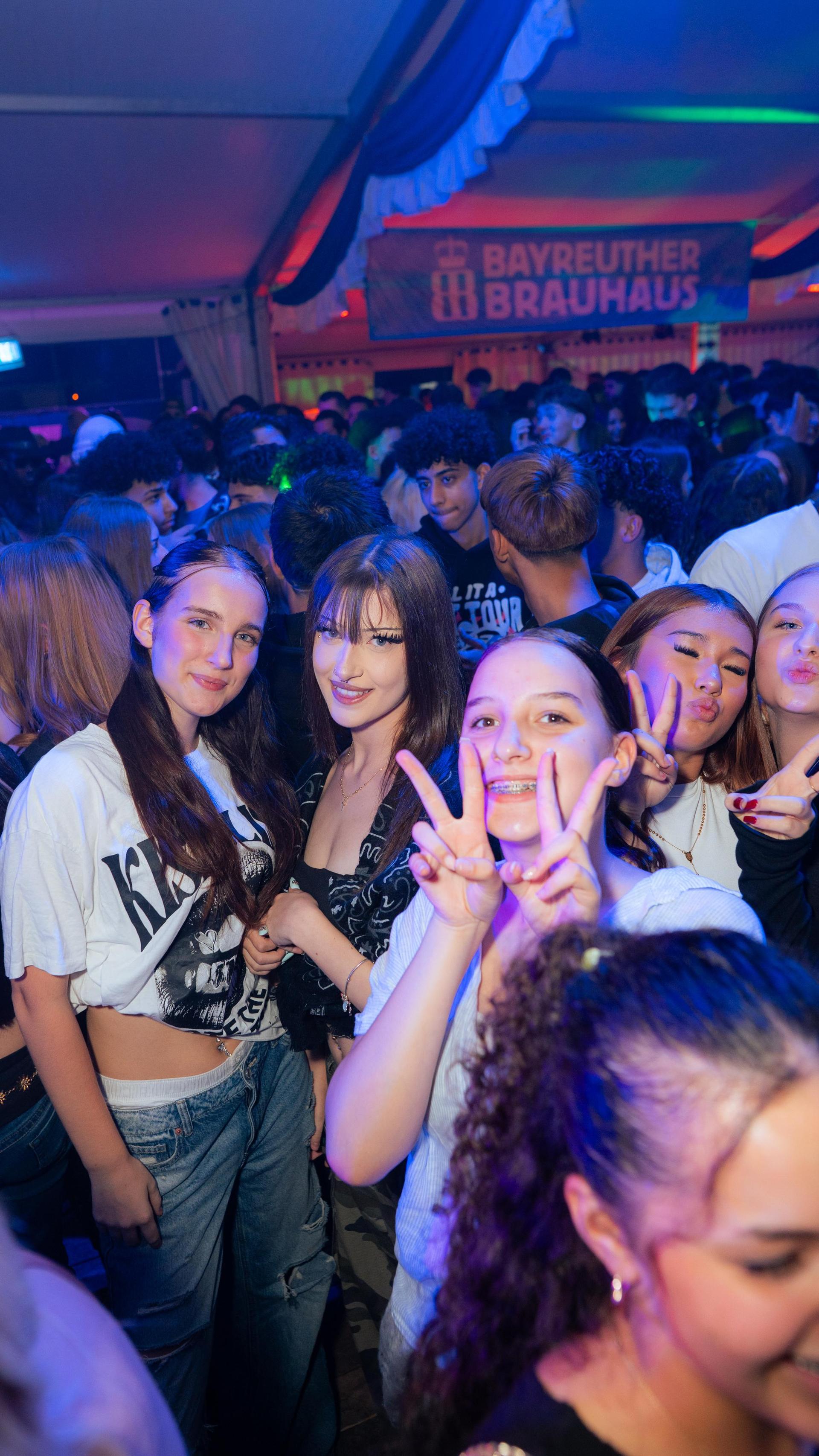 DJ Dollar Bill heizt das Festzelt ein. (Bild: Hannes Stock)