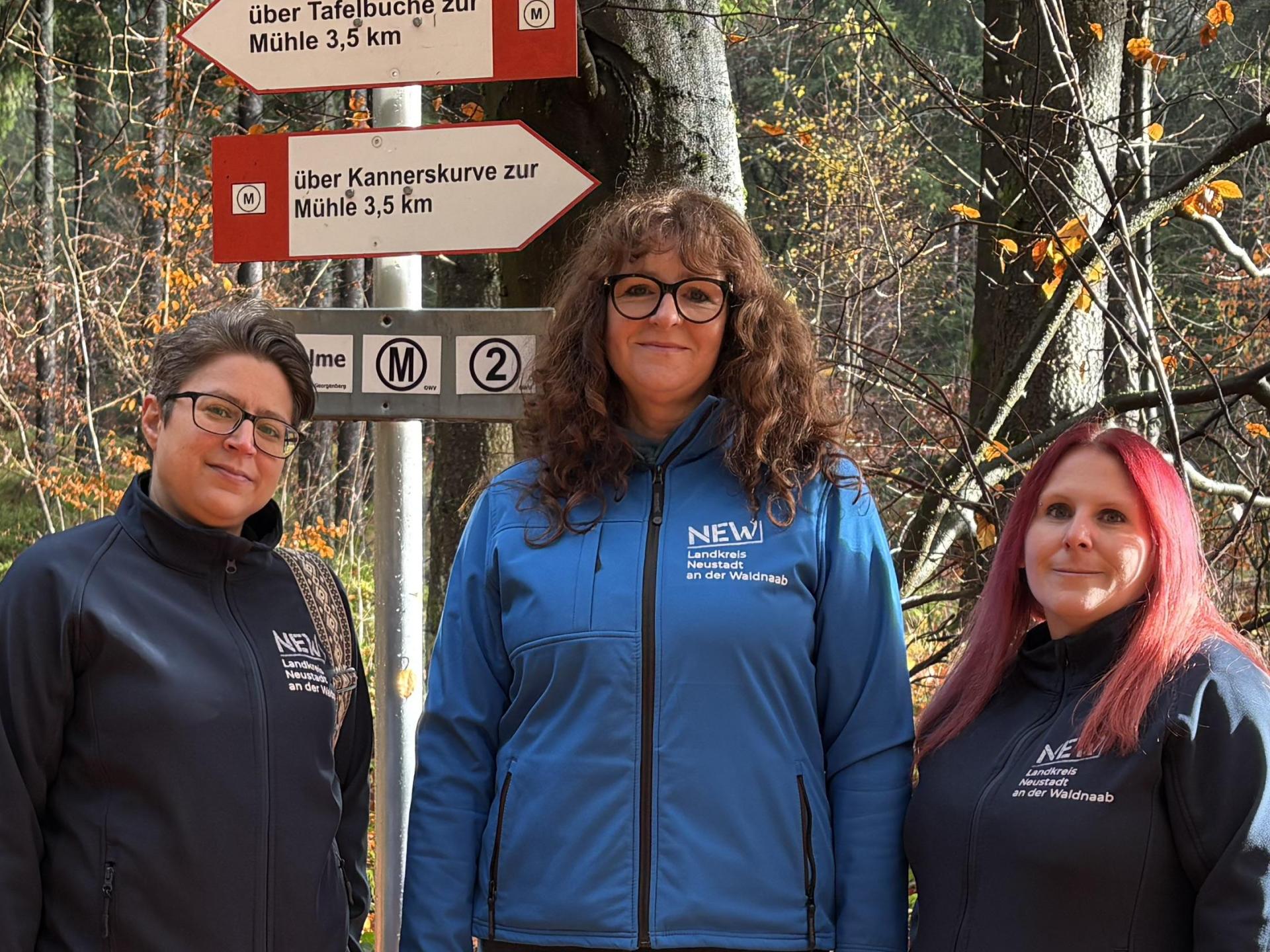 Von links: Für Sonja König (Regionalmanagement), Barbara Mädl (Kreisentwicklung) und Christina Kircher (Tourismus) ist das Gebiet rund um die Burgruine Schellenberg der perfekte Standort für das AR-Projekt iLearn. (Bild: Jona Lang)