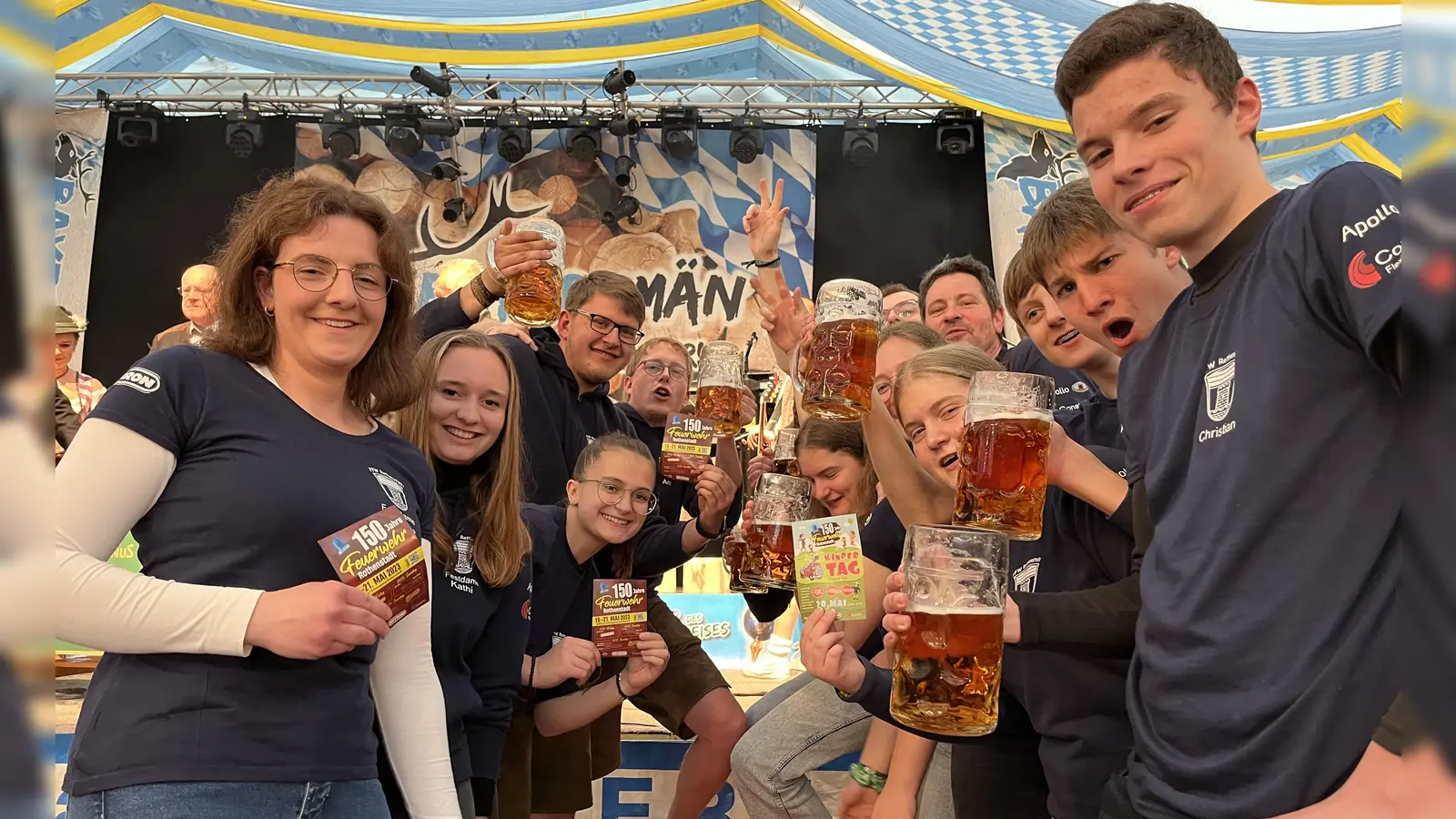 Die Mädels und Jungs der Feuerwehr Rothenstadt sind in Feierlaune! (Bild: mcl)