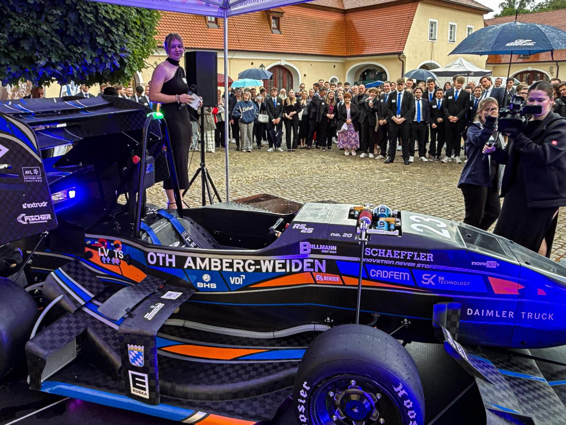 Das Running-Snail-Racing-Team der OTH Amberg-Weiden präsentierte seinen neuesten Rennwagen - den RS25, im Kultur-Schloss Theuern. Es ist bereits der 20. Flitzer, den die engagierten Studierenden in Eigenregie konstruiert, entwickelt und gebaut haben. (Bild: Stephan Huber)