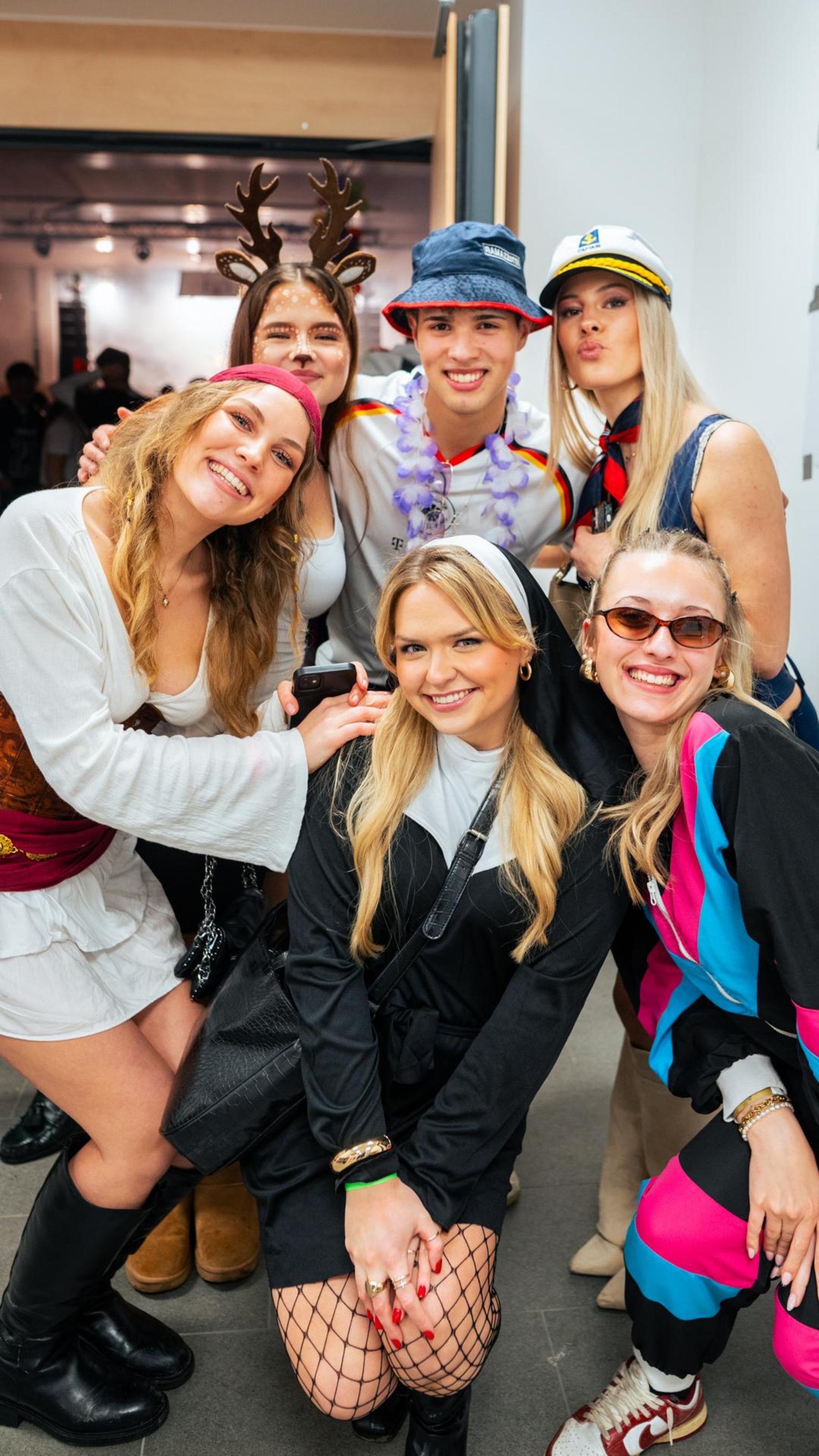 Am Sportlerball in Schirmitz gings mit Vollgas weiter im Faschingstreiben.  (Bild: Hannes Stock)
