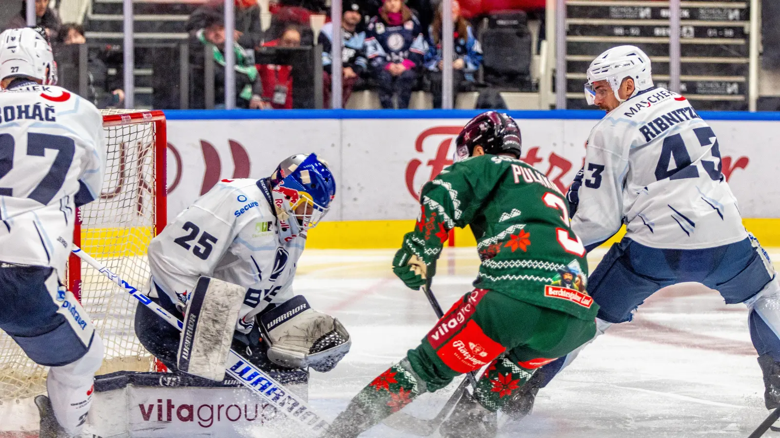 Erneut ein enormer Rückhalt für die Blue Devils Weiden: Simon Wolf (Zweiter von links). Mit einer unglaublichen Kampfleistung und einem starken Goalie zwischen den Pfosten entführten die Devils einen Punkt aus Rosenheim. (Bild: Peter Lion)