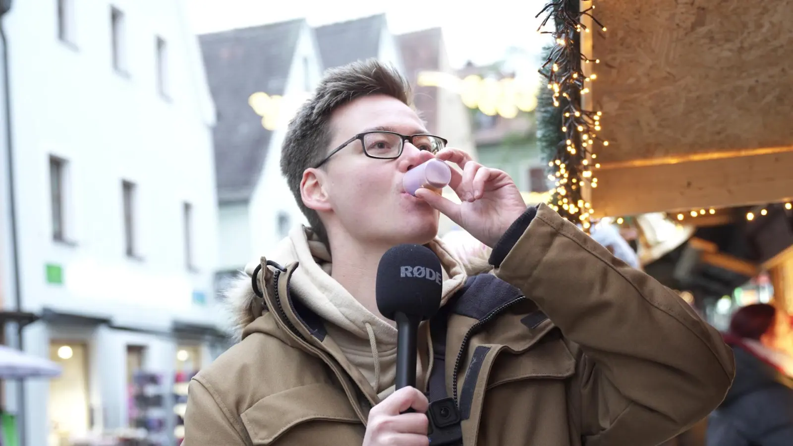 Marco hat den Versuch gewagt: Kann man auf dem Weidener Weihnachtsmarkt alles machen? (Bild: Jakob Graf)