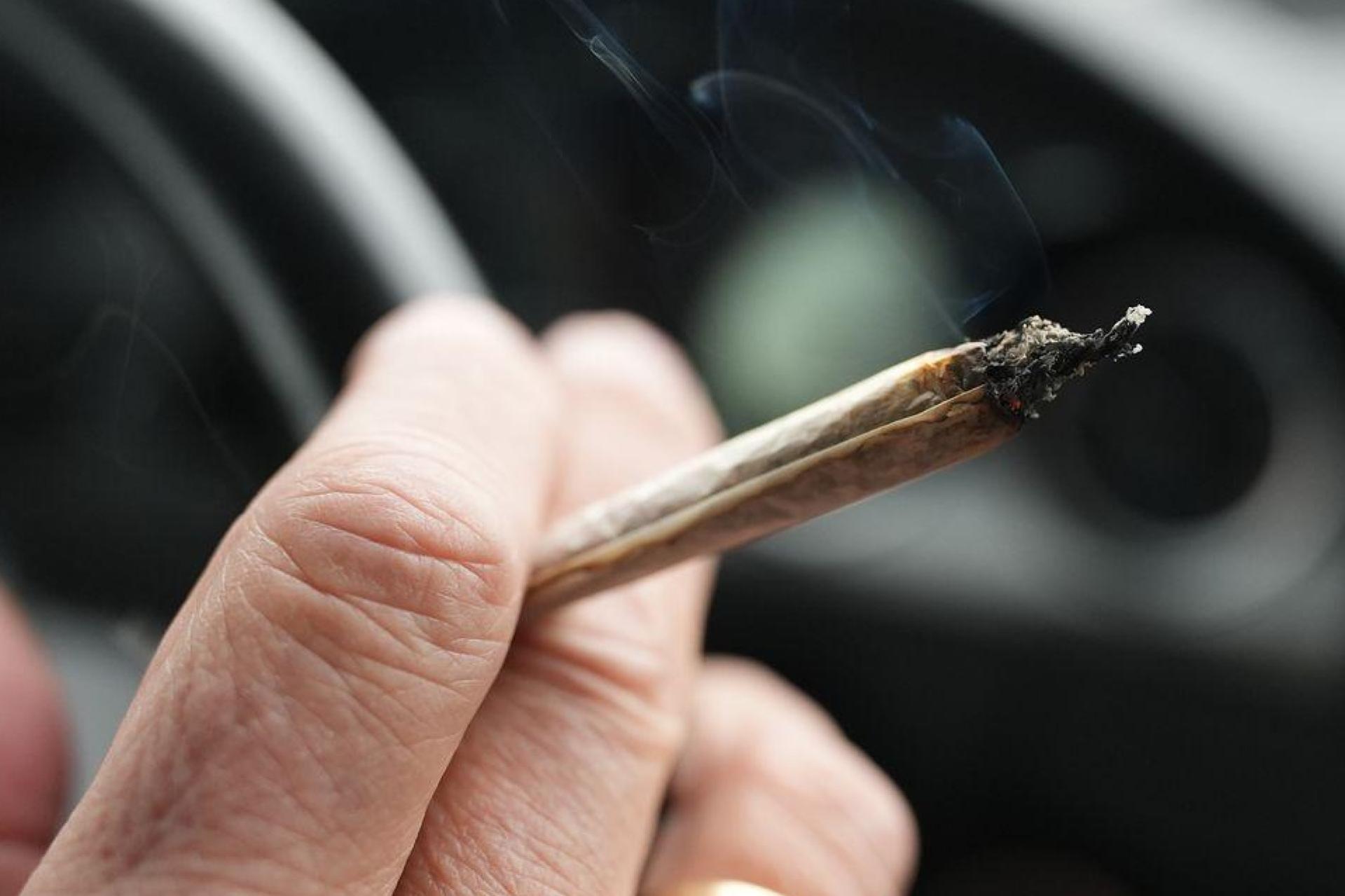 Auch wenn sich die Gesetzeslage in einigen Bereichen geändert hat: Nach dem Konsum von Cannabis ist Autofahren weiterhin verboten. Das hat ein junger Mann jetzt in Vilseck erlebt. (Symbolbild: Marcus Brandt/dpa)