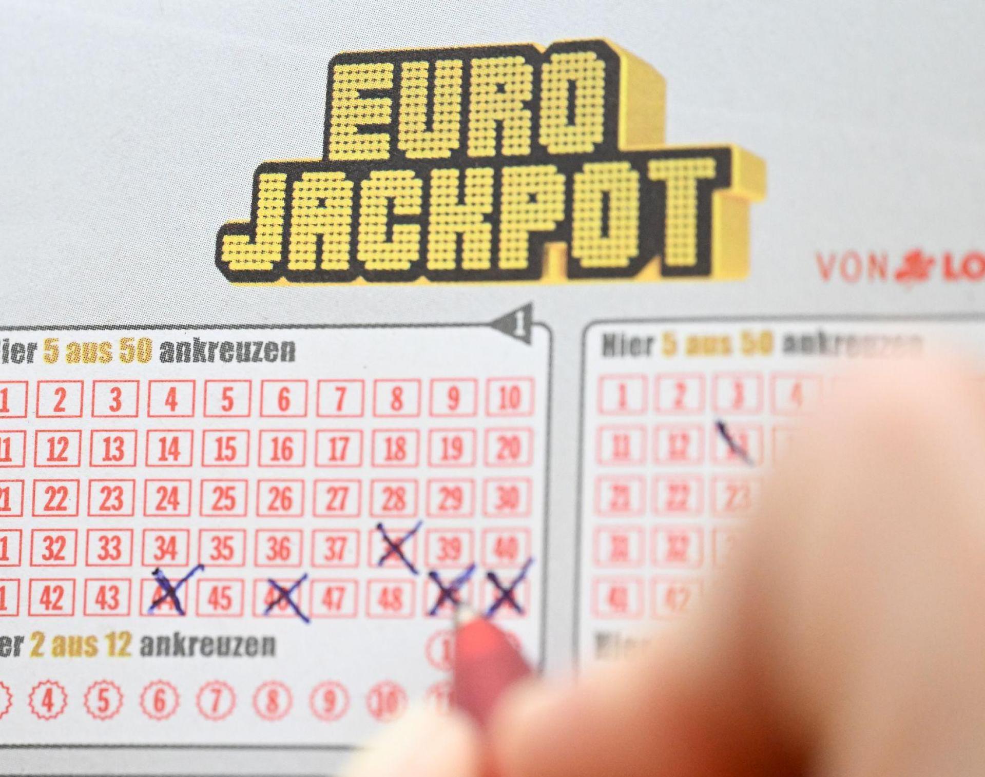 Gleich drei Spielscheine aus Bayern wurden mit den exakt richtigen Zahlen abgegeben. (Symbolbild) (Bild: Bernd Weißbrod/dpa)