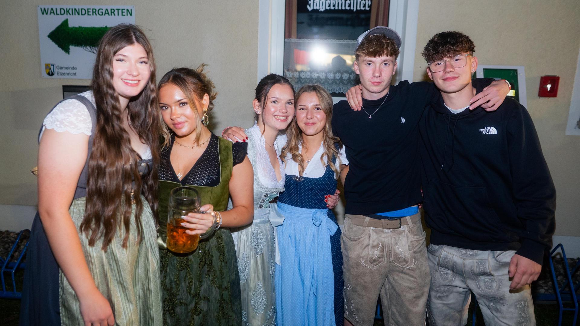 Beim Kirwa-Special der Etzenrichter Kirwa sorgte die Band „RUNDUMADUM” für Stimmung.  (Bild: Hannes Stock)