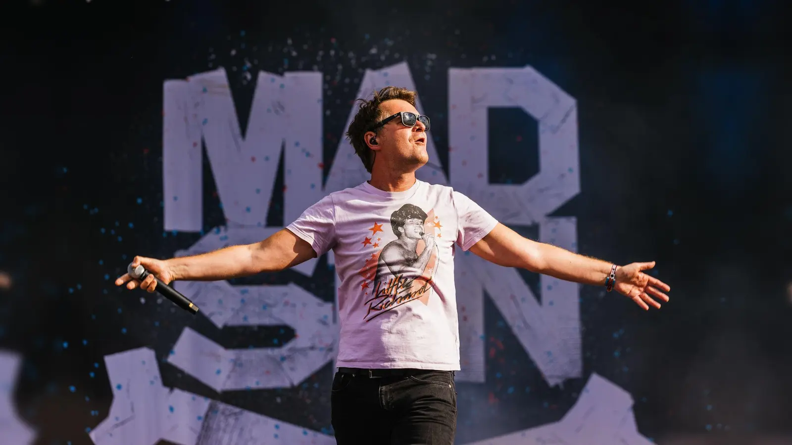 Sebastian Madsen, Sänger der aus dem Wendland stammenden Band Madsen, tritt beim Southside Festival auf. (Bild: Philipp von Ditfurth/dpa)