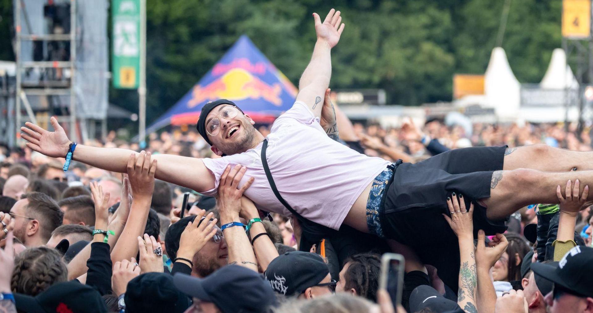 Schon am Donnerstag konnten sich die Musikfans bei Partys auf dem Festivalgelände aufwärmen. (Symbolbild) (Bild: Daniel Karmann/dpa)