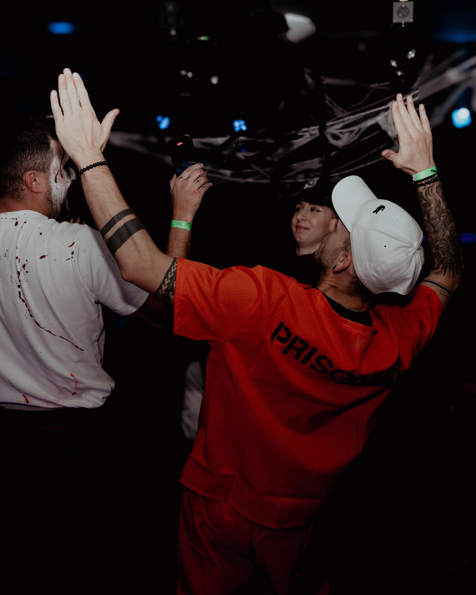 Im Labelle in Waidhaus waren am Freitag die Zombies, Teufel und Geister unterwegs und gaben zur Musik von DJ Michael B. zusammen Vollgas. (Bild: Timo Kraus)