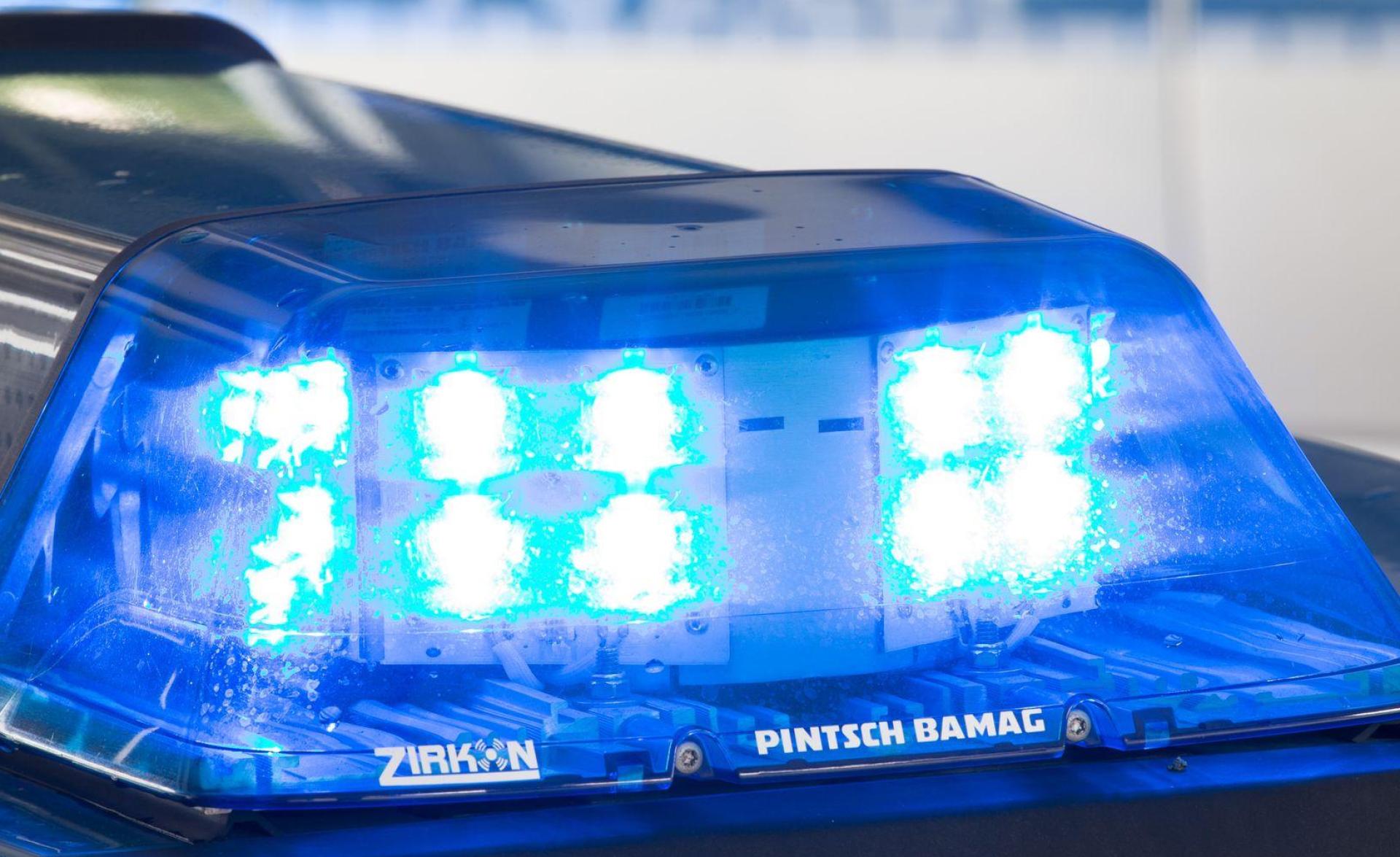 Polizei und Rettungsdienst wurden zu der Senioreneinrichtung alarmiert. (Symbolbild)  (Symbolbild: Friso Gentsch/dpa)
