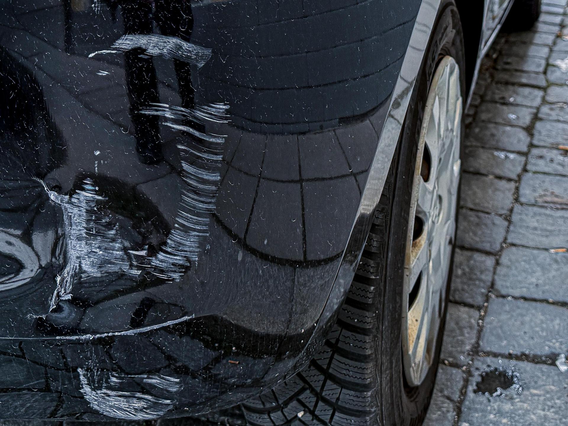 Auf einem Supermarktparkplatz in der Pressather Straße in Weiden wurde ein geparkter Ford Puma beschädigt. (Symbolbild: Stephan Huber)