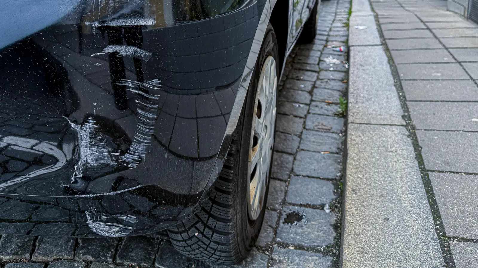 Auf einem Supermarktparkplatz in der Pressather Straße in Weiden wurde ein geparkter Ford Puma beschädigt. (Symbolbild: Stephan Huber)