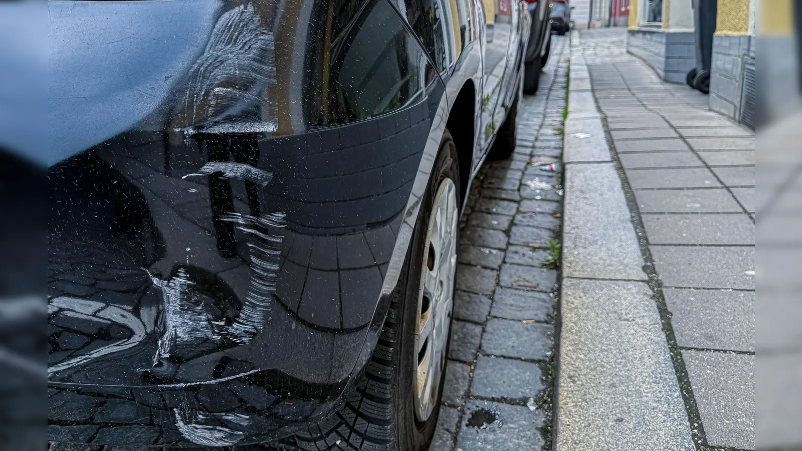 Ein unbekannter Fahrer beschädigt einen schwarzen Mercedes in Pleystein und flüchtet. (Symbolbild: Stephan Huber)
