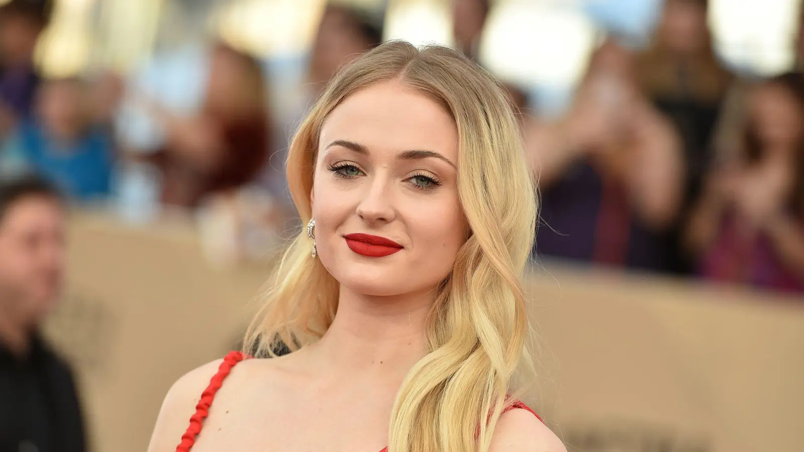 Die britische Schauspielerin Sophie Turner („Game of Thrones“) übernimmt für eine neue Serie die Rolle als Action-Heldin Lara Croft. (Archivbild) (Bild: Jordan Strauss/AP/dpa)