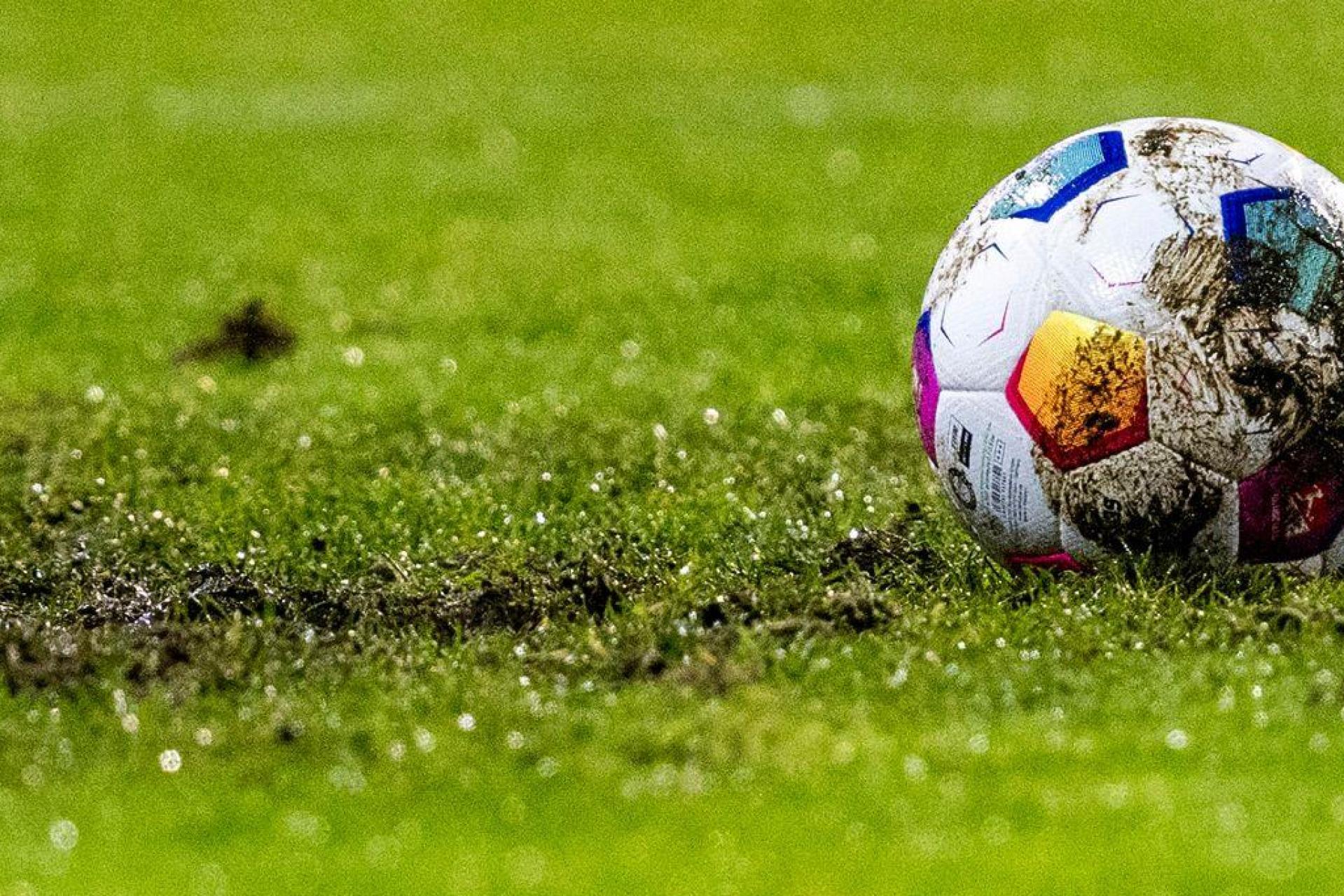 Ein Auto war auf dem Spielfeld des SV Störnstein unterwegs.  (Symbolbild: David Inderlied/dpa)